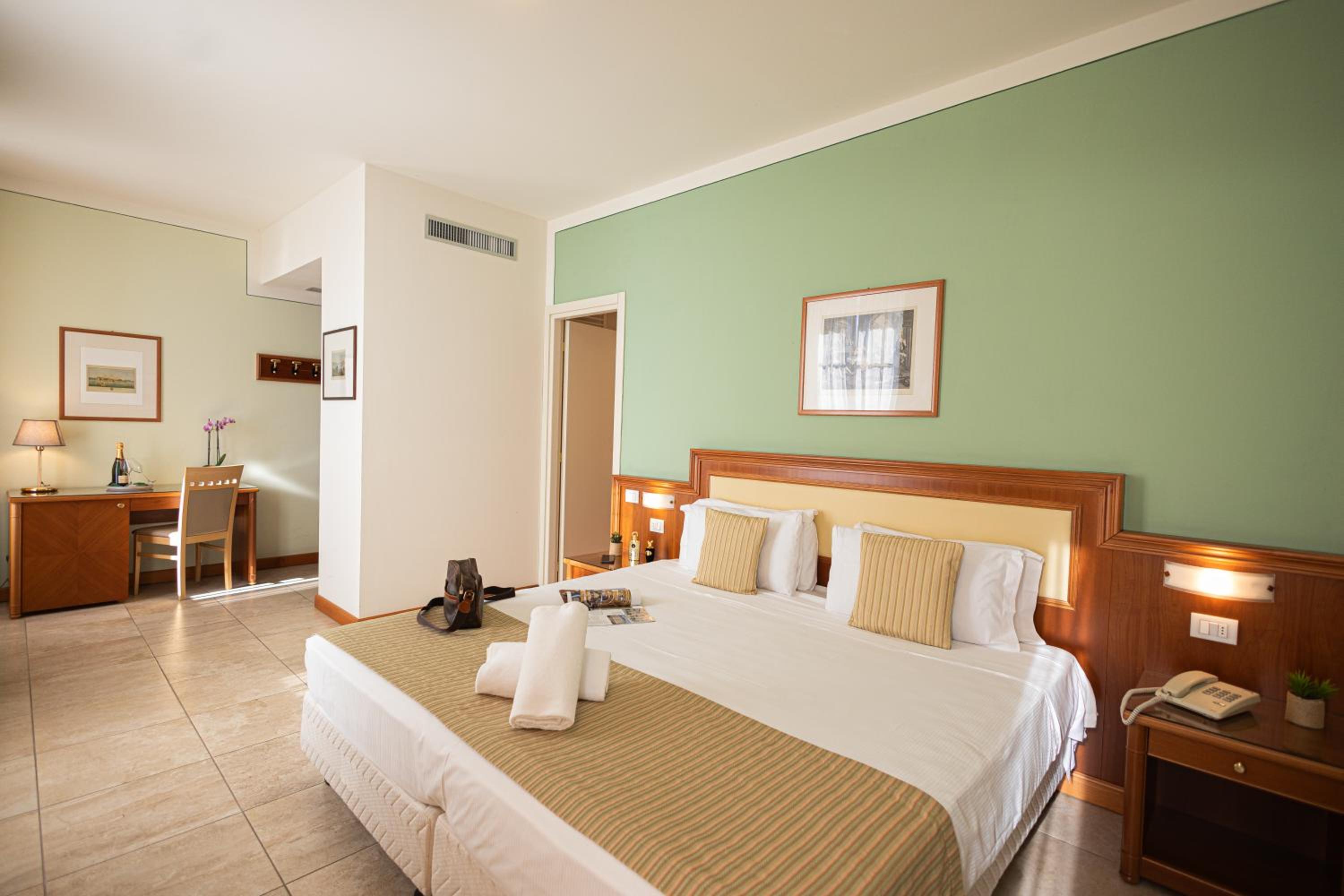 Deluxe Double or Twin Room with Lake View - Photo 12