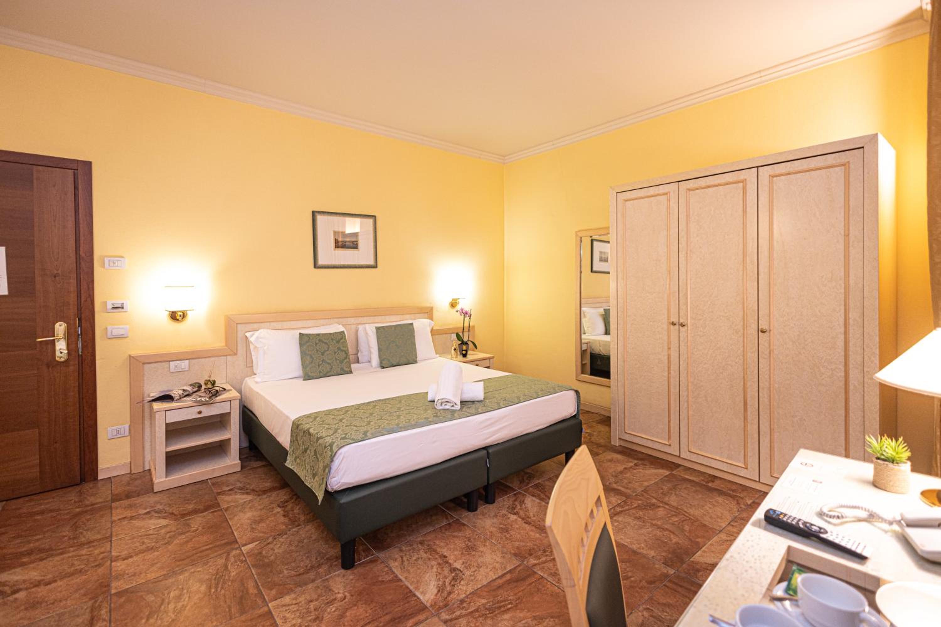 Classic Triple Room - Photo 17