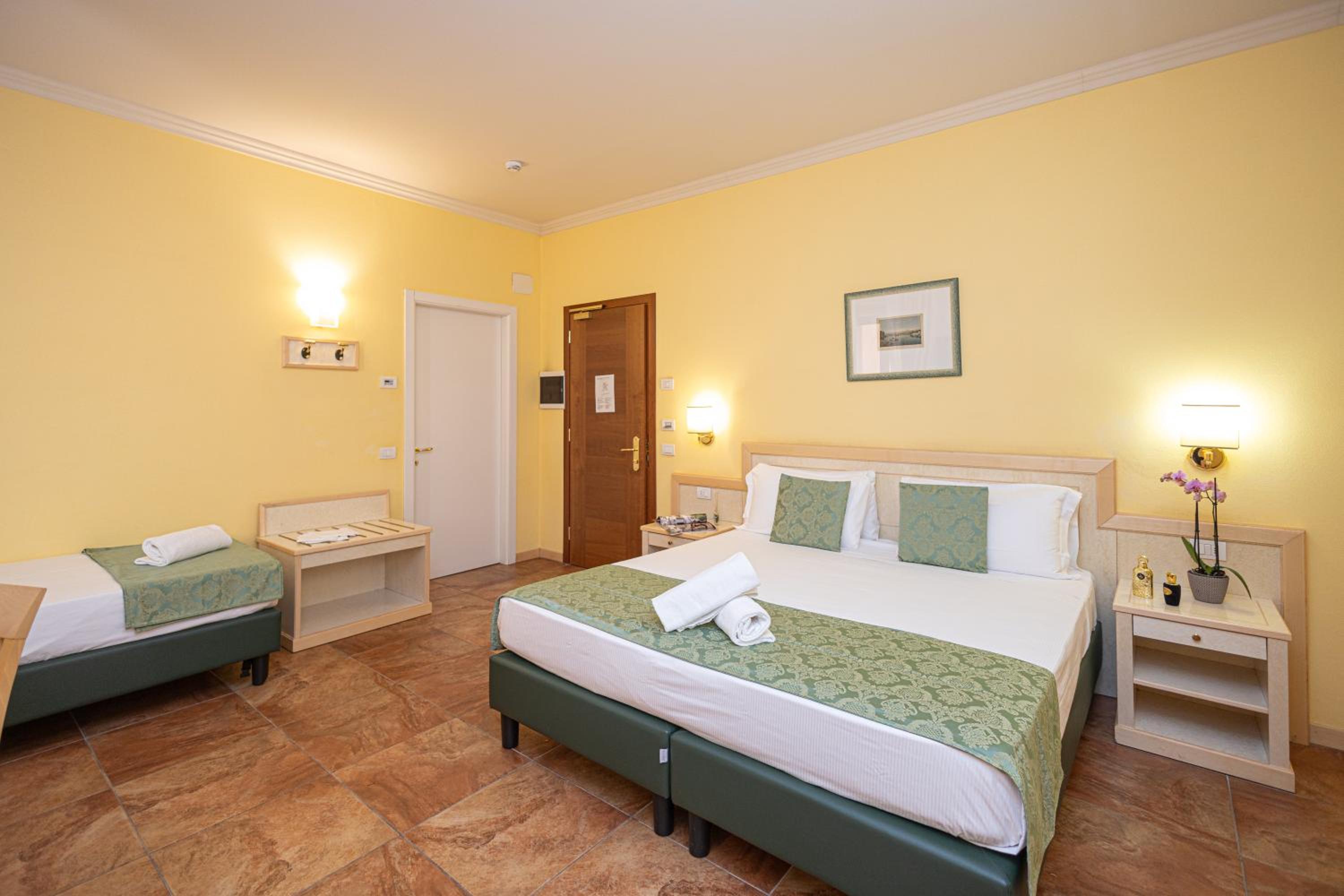 Classic Triple Room - Photo 14