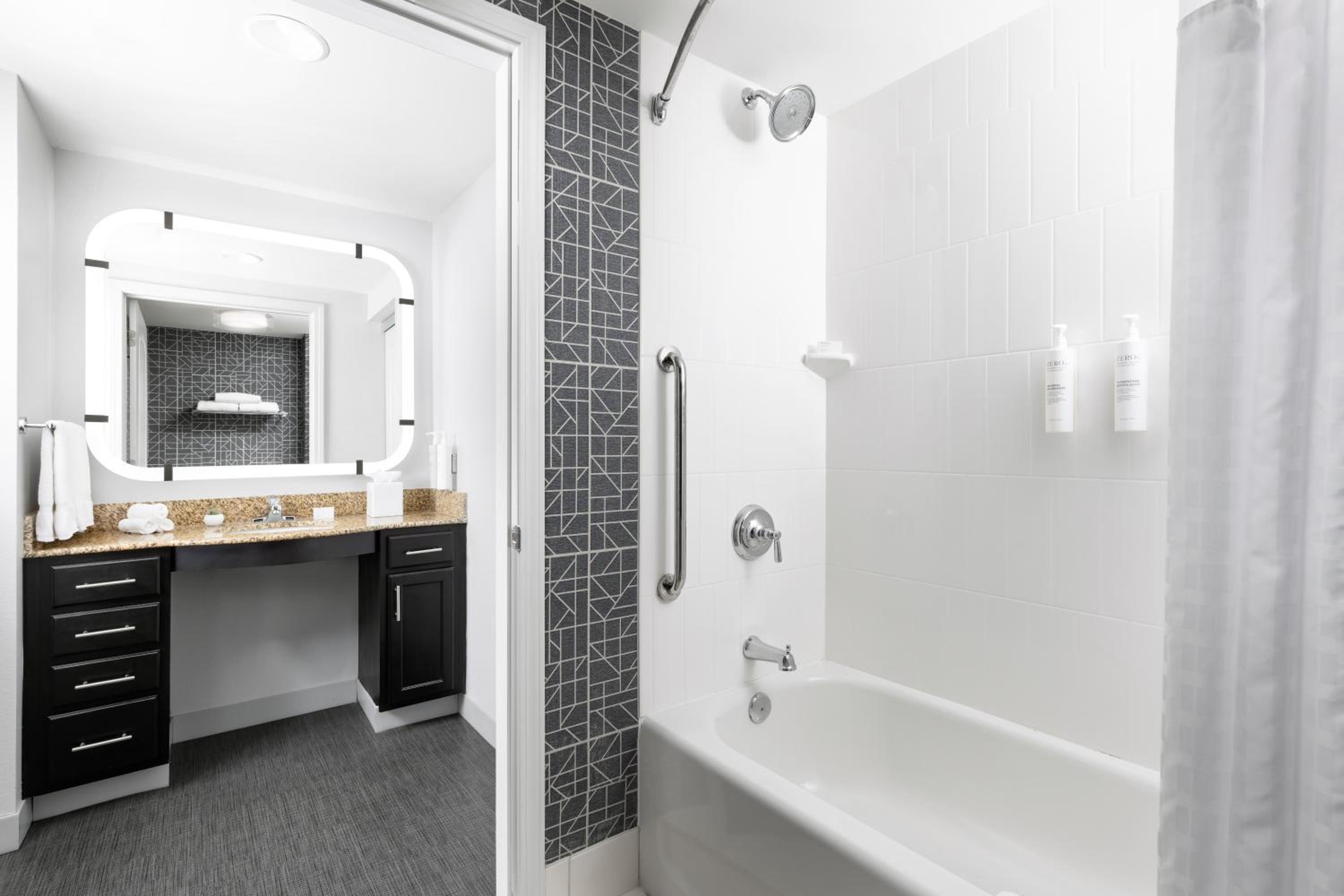 Two Bedroom Suite with One King and Two Queen Beds - Non-Smoking - Photo 6