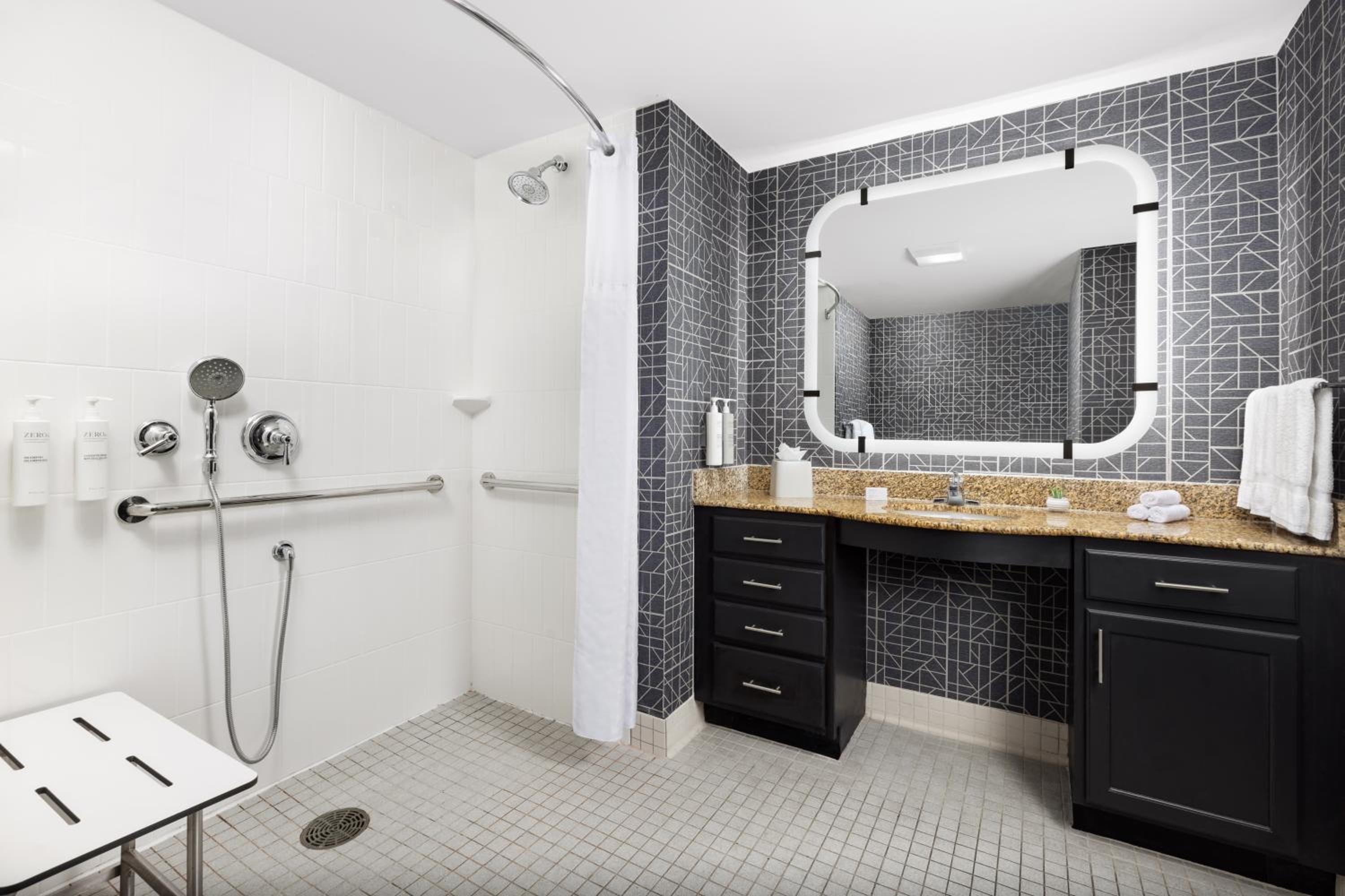 King Studio - Hearing Access/Non-Smoking - Photo 11