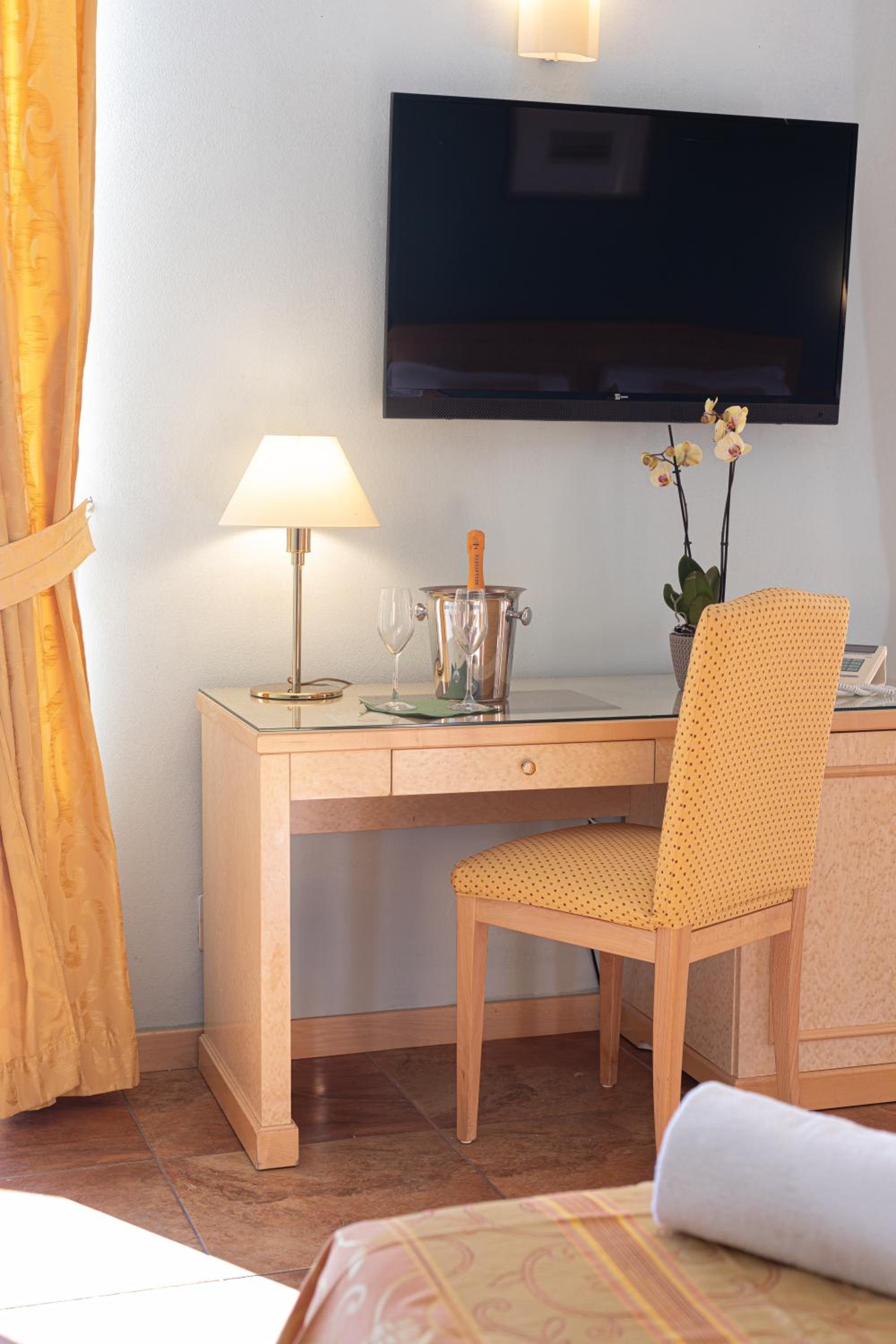 Deluxe Triple Room with Lake View - Photo 14