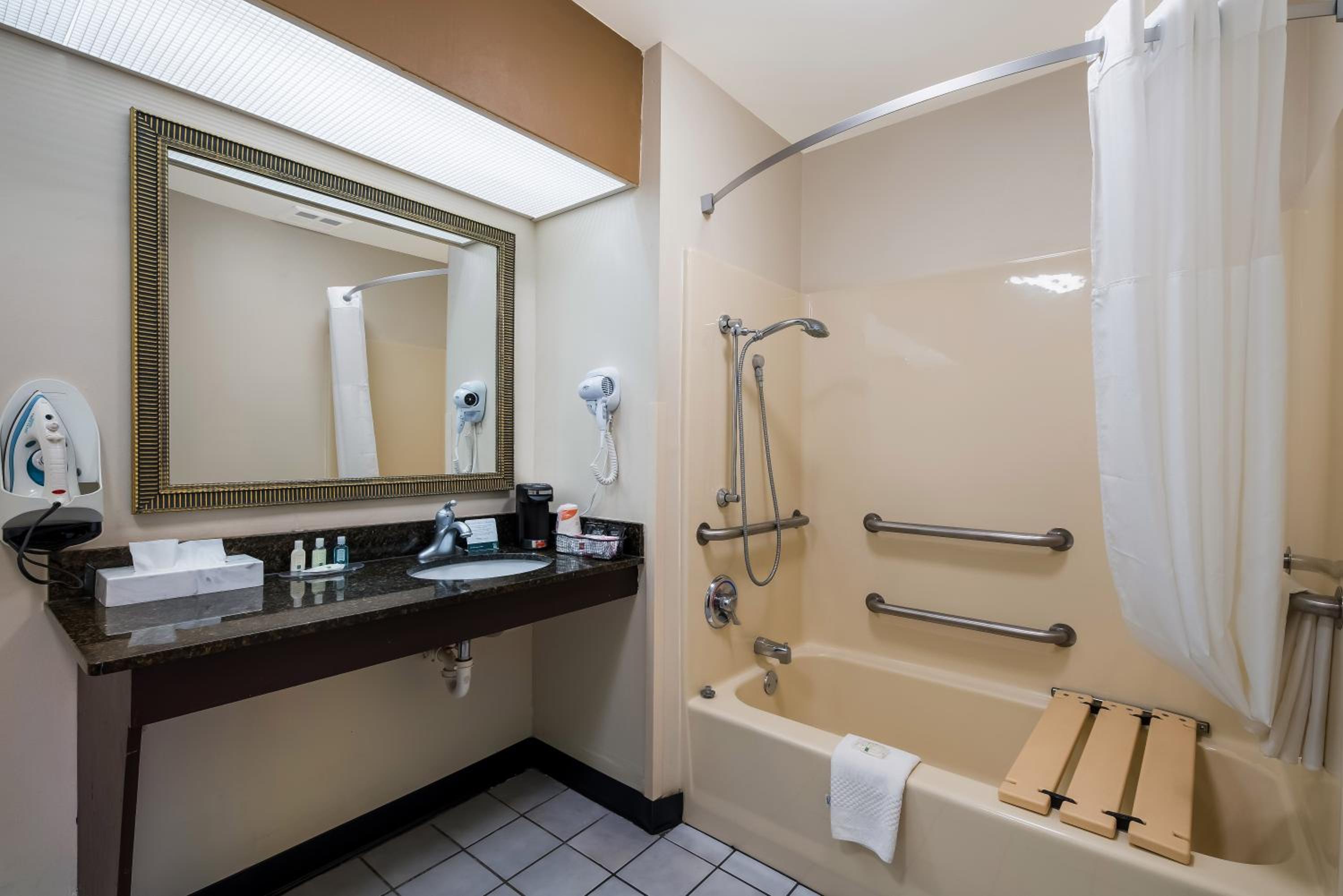 Double Room with Two Double Beds - Accessible/Non-Smoking - Photo 8
