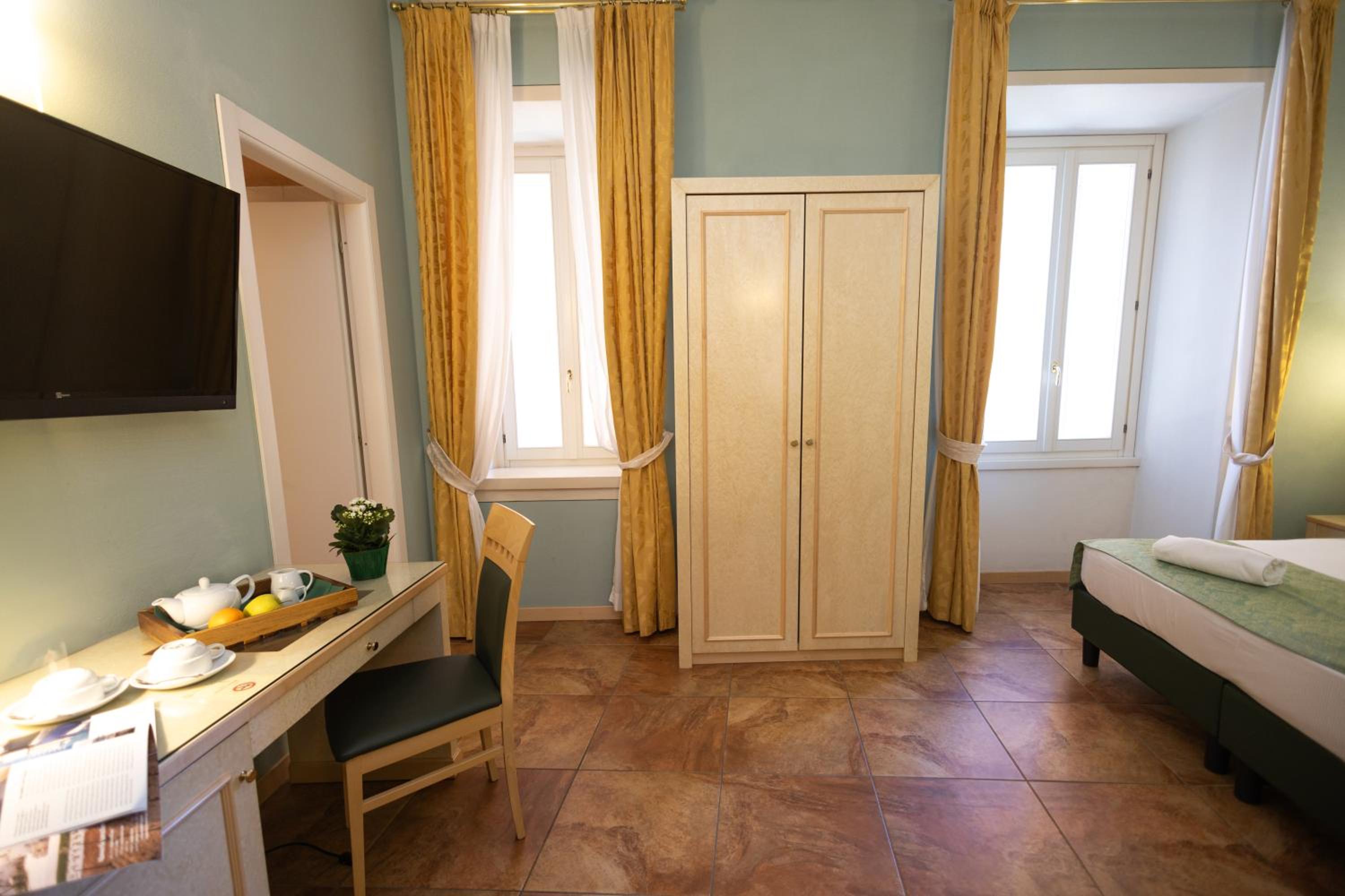 Superior Triple Room with Partial Lake View - Photo 8