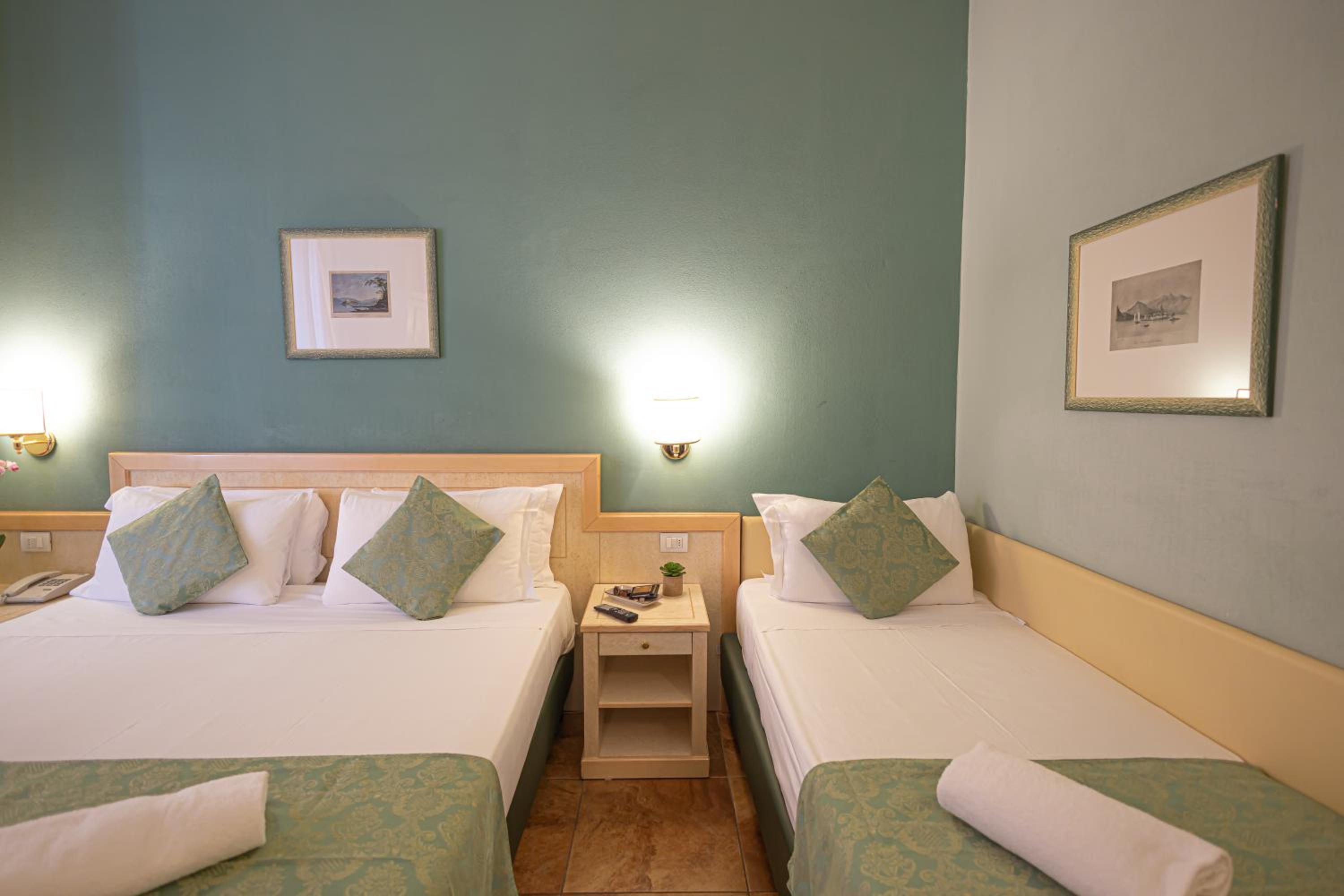 Superior Triple Room with Partial Lake View - Photo 9