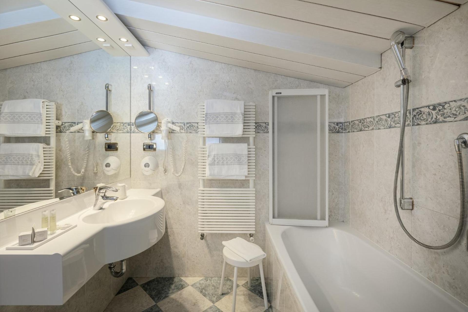 Classic Double Room with Balcony - Photo 4