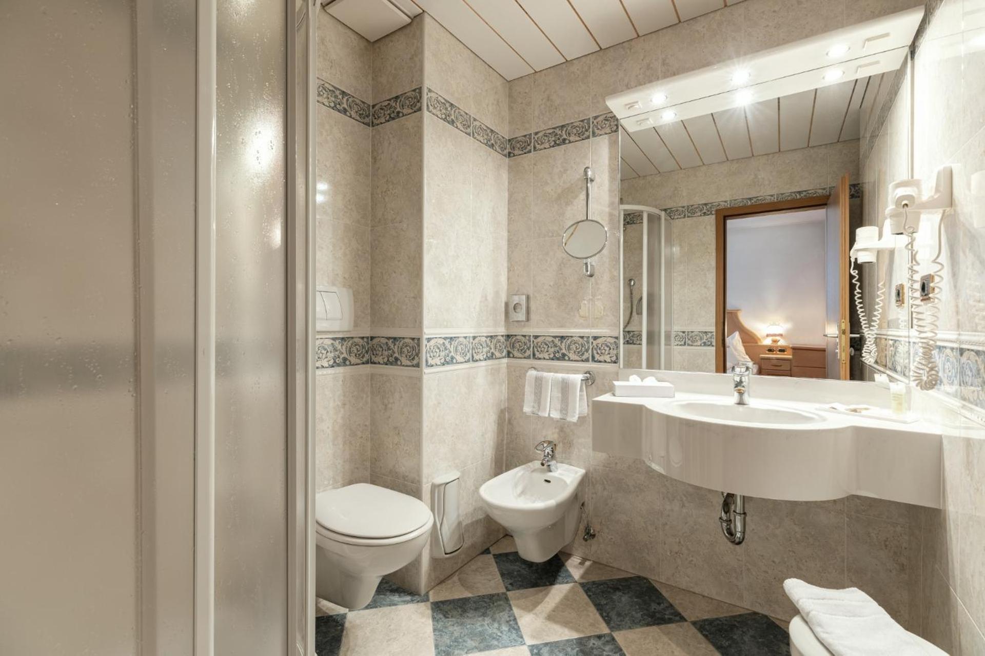 Classic Double Room with Balcony - Photo 3