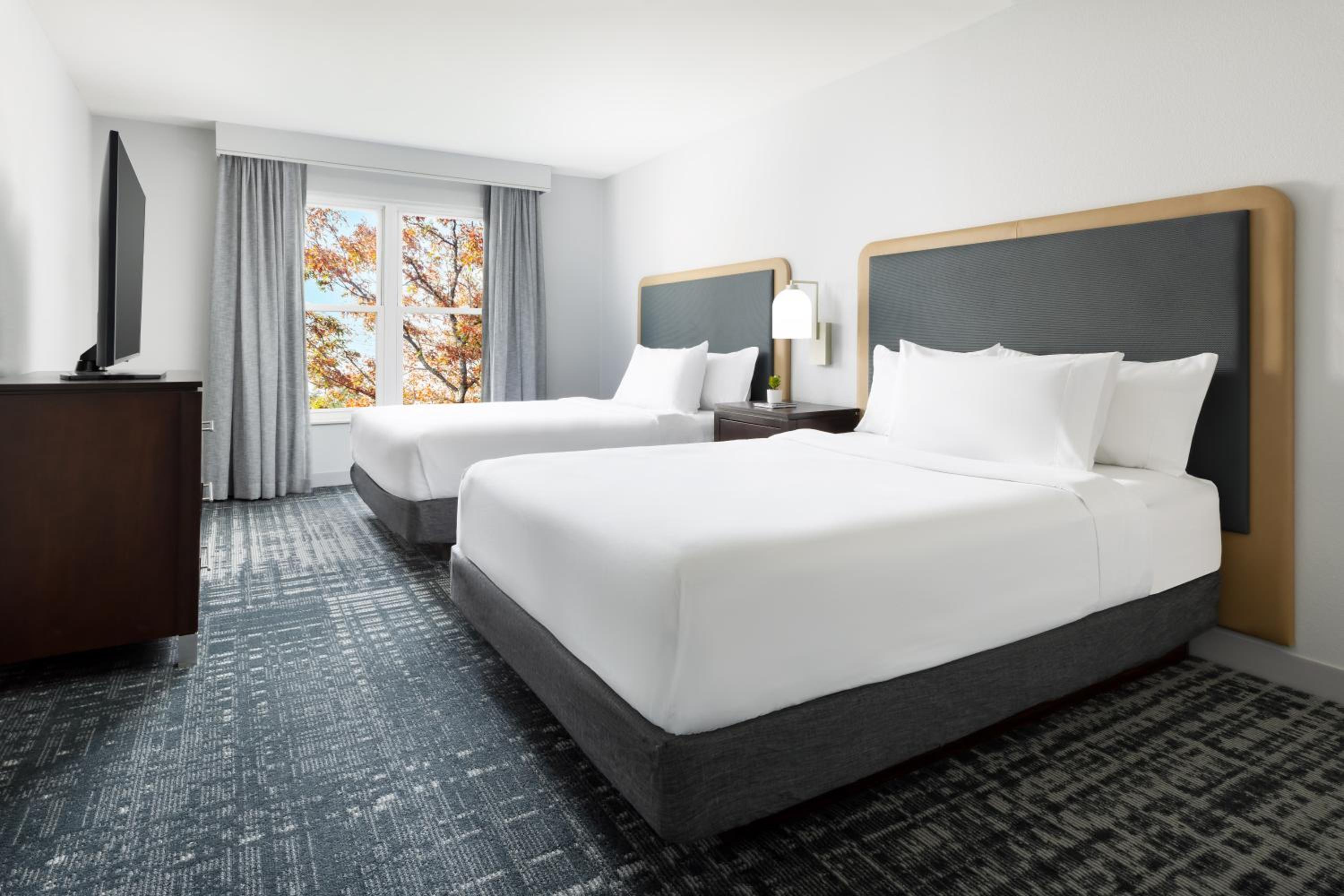 Two Bedroom Suite with One King and Two Queen Beds - Non-Smoking - Photo 7