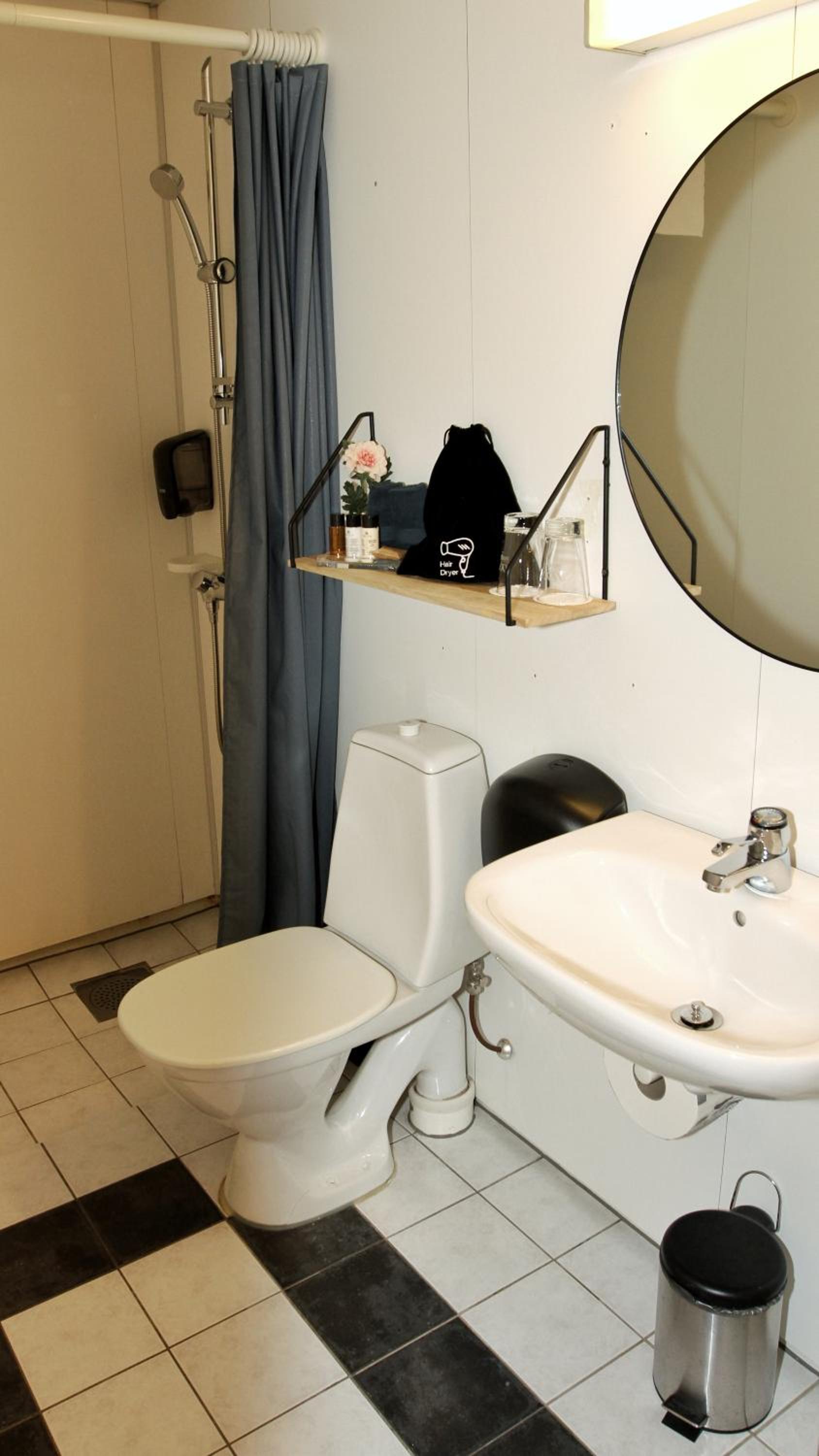 Budget Twin Room - Photo 3