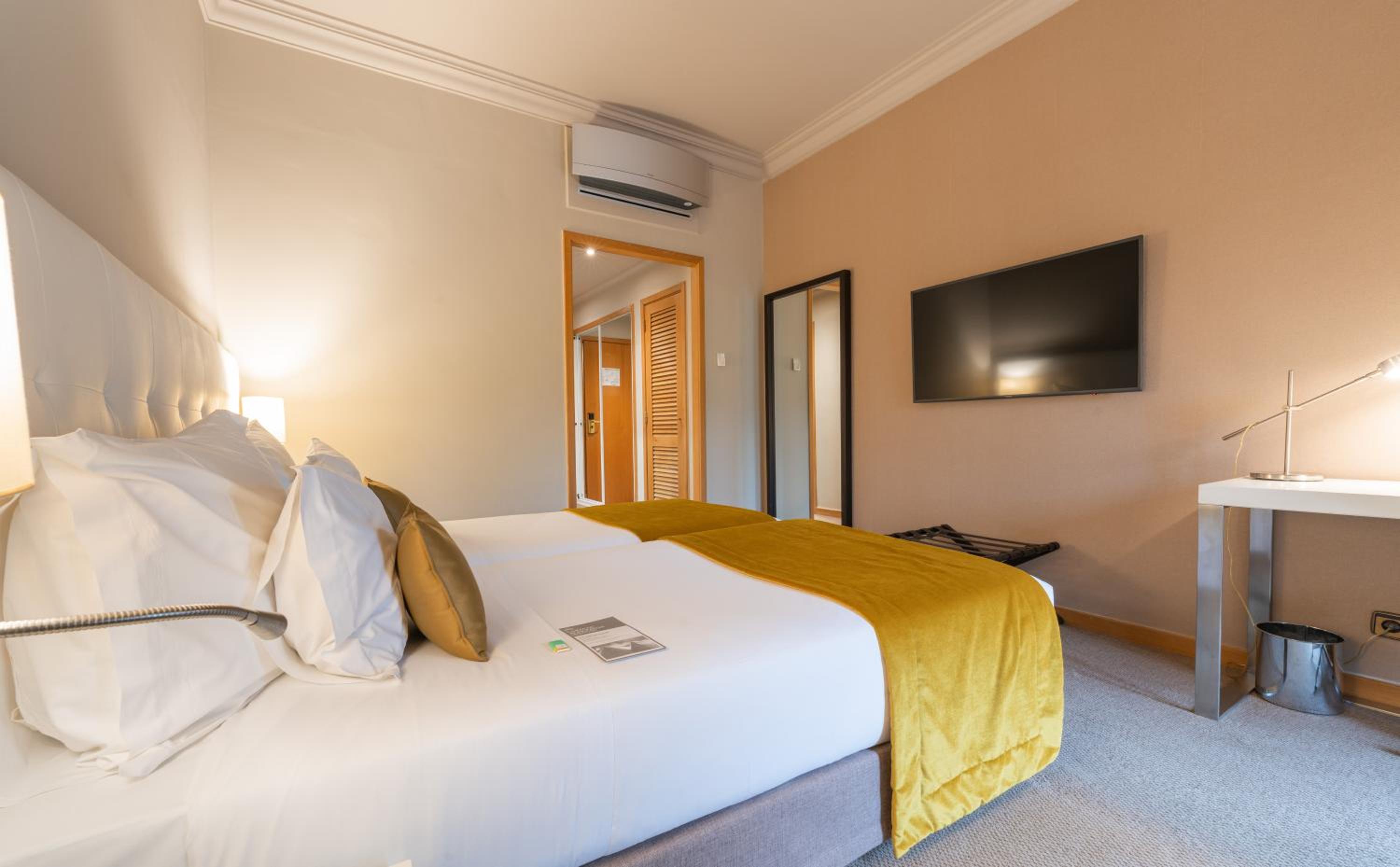 Standard Twin Room - Photo 2