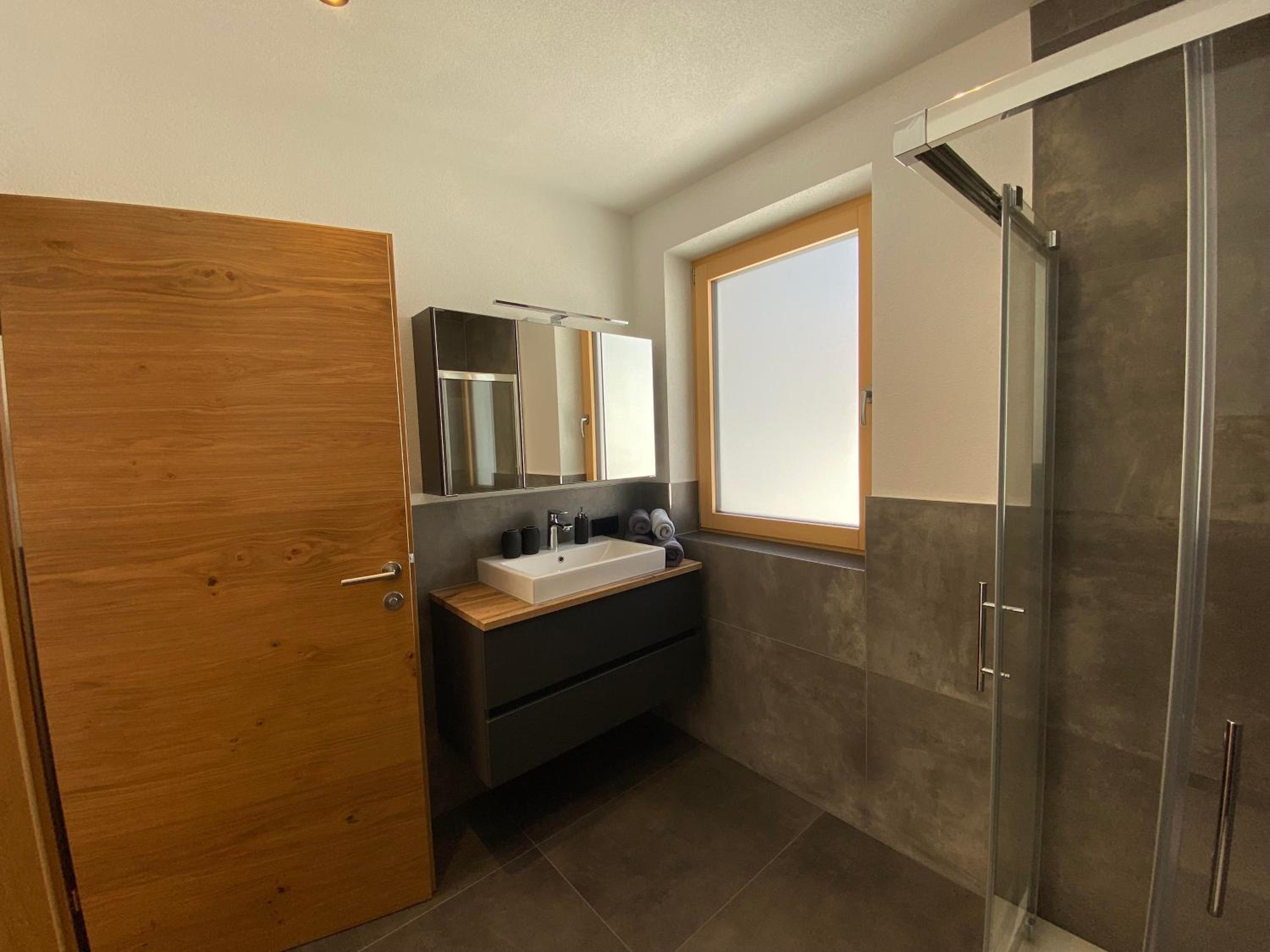 Apartment with Shower photo 2
