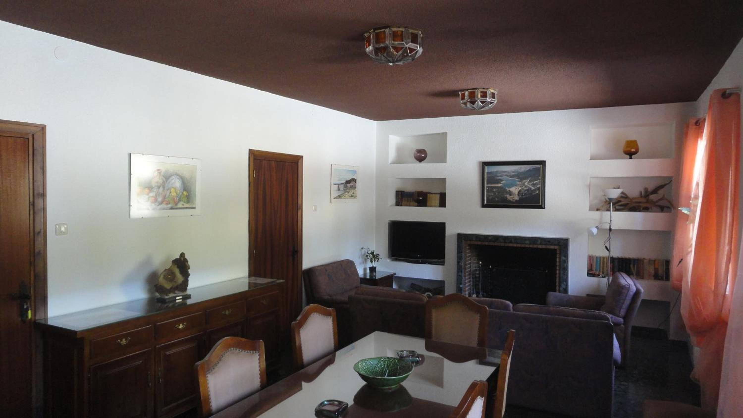 Five-Bedroom House - Photo 2