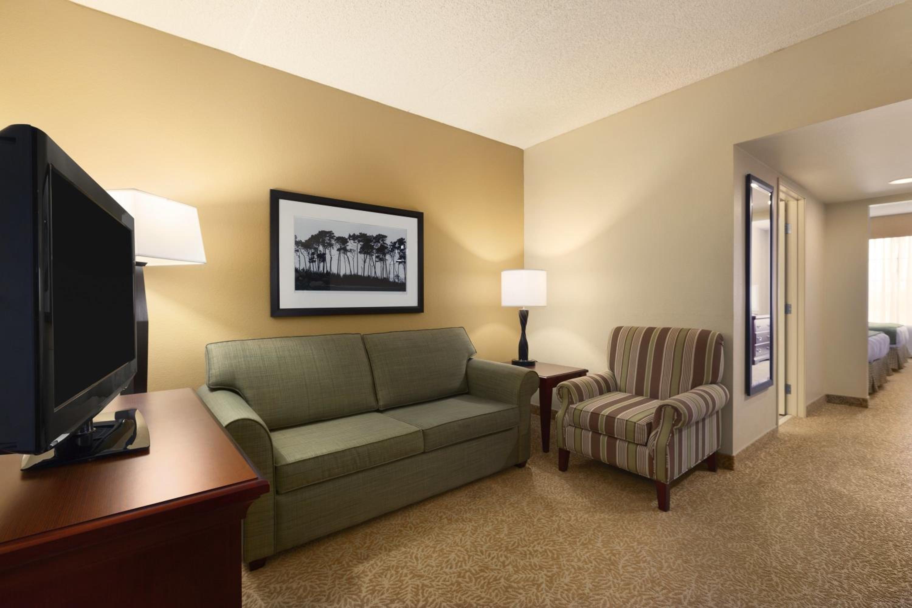 One-Bedroom King Suite with Fireplace - Photo 3