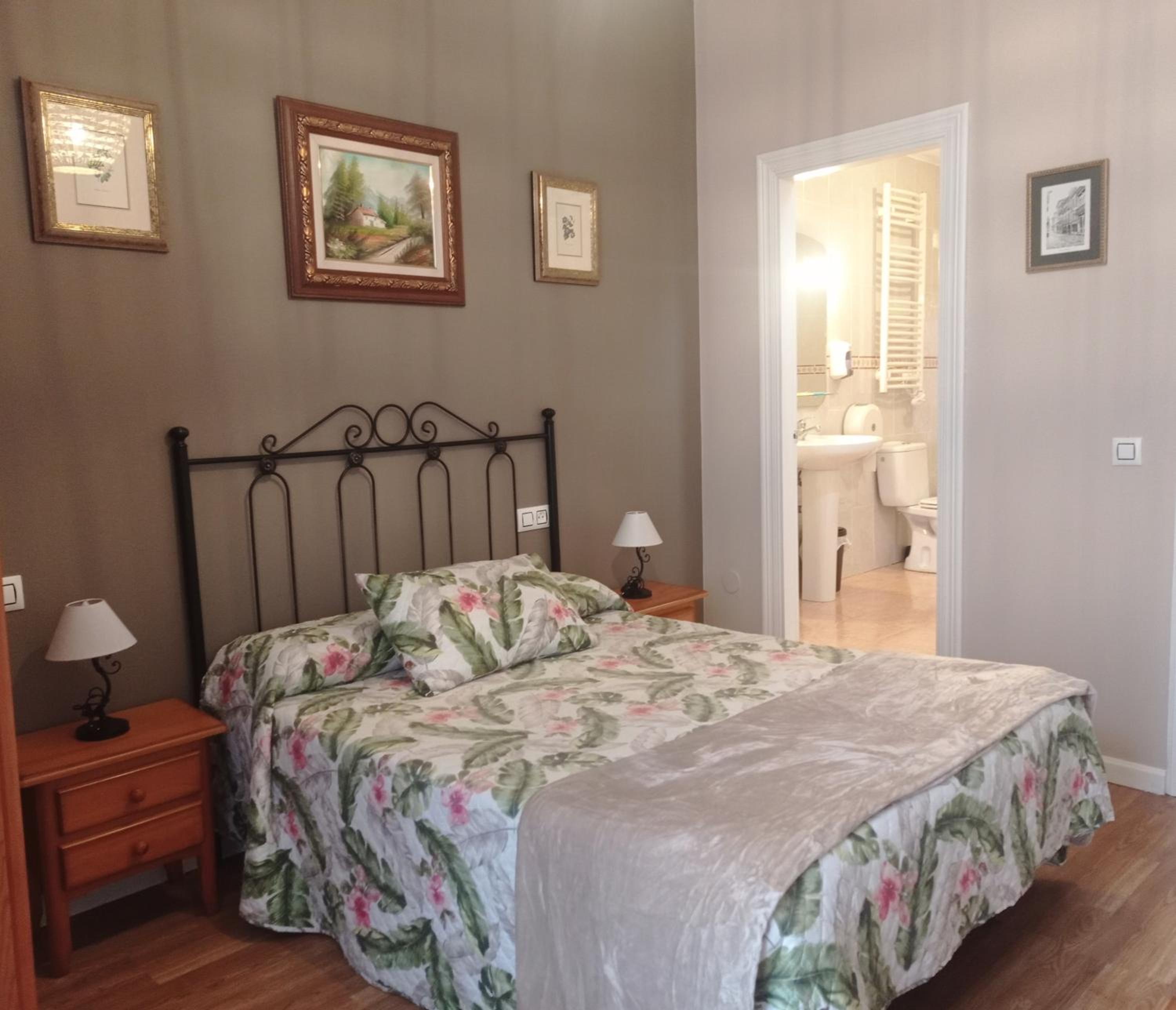 Double Room with Private Bathroom - Photo 1