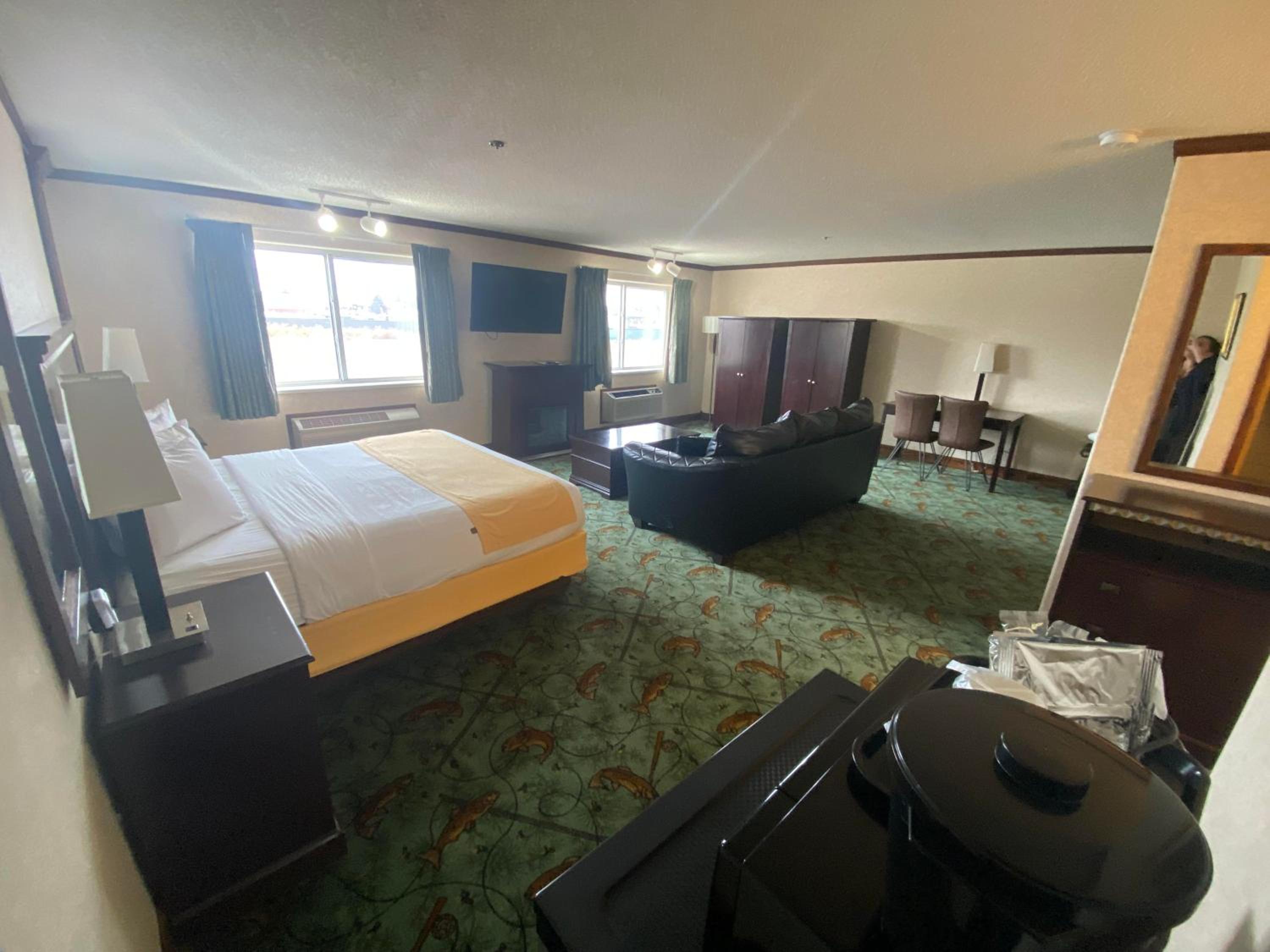 Deluxe King Suite photo 3