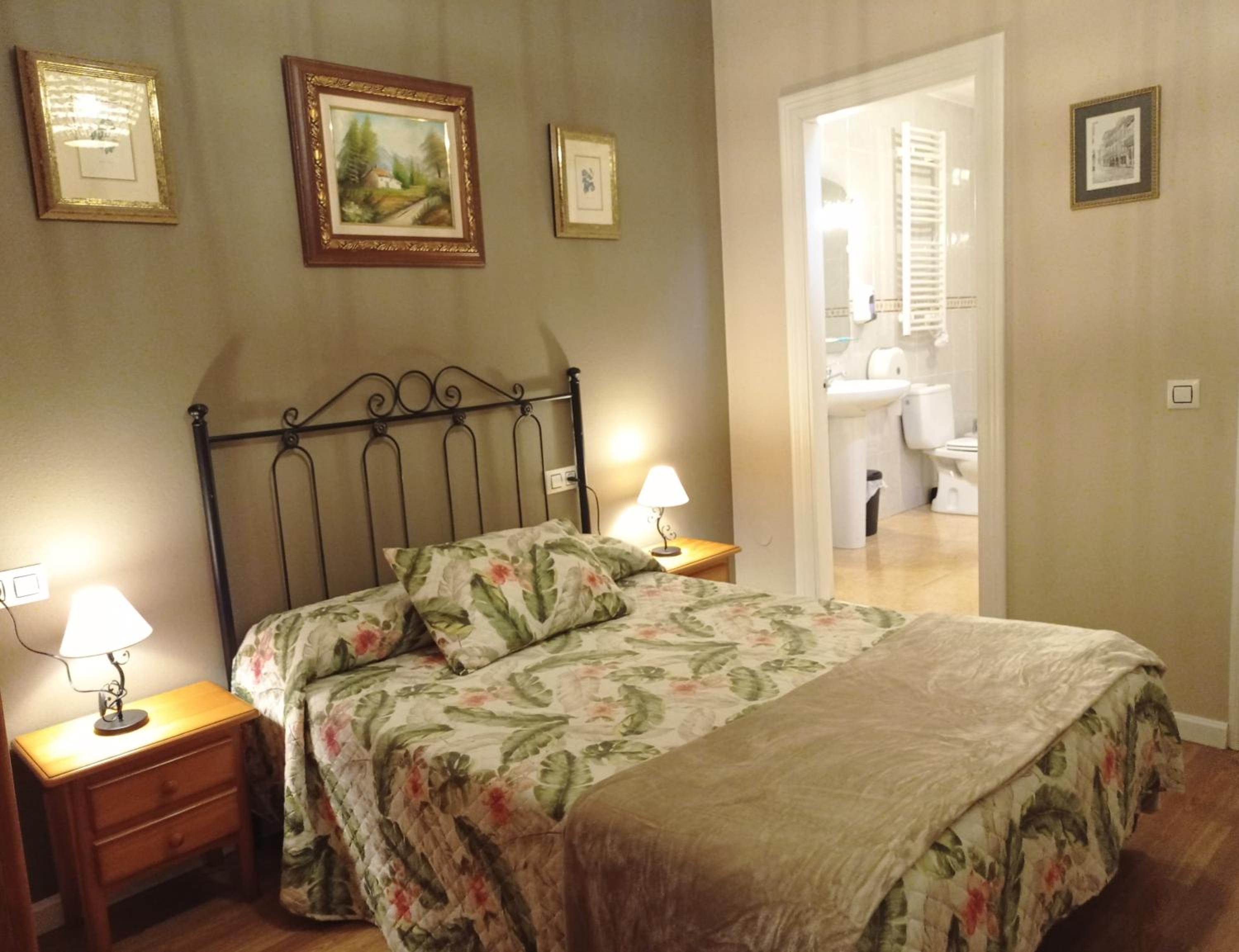 Double Room with Private Bathroom - Photo 3