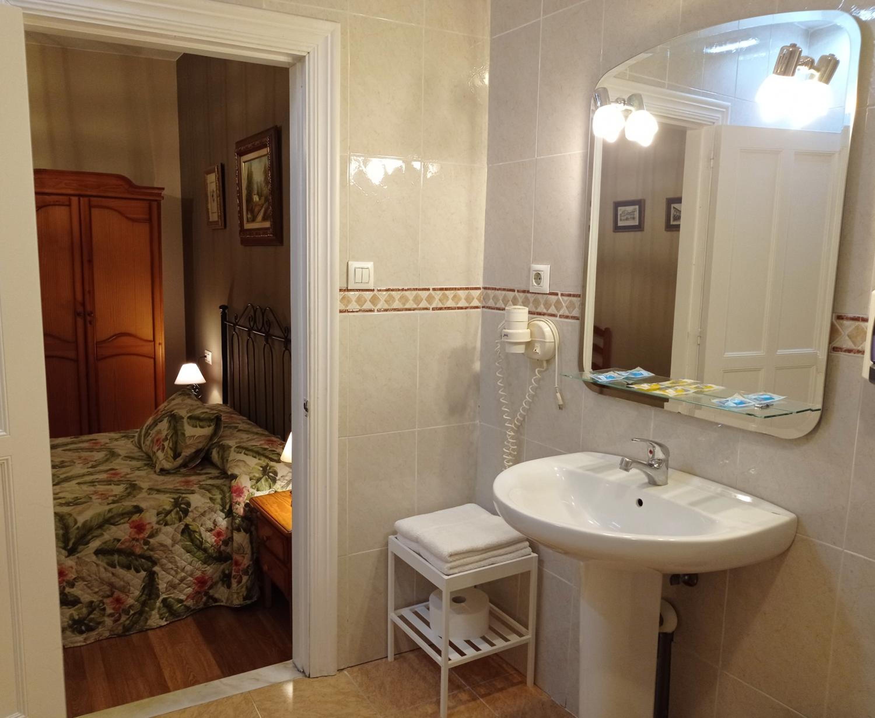 Double Room with Private Bathroom - Photo 7