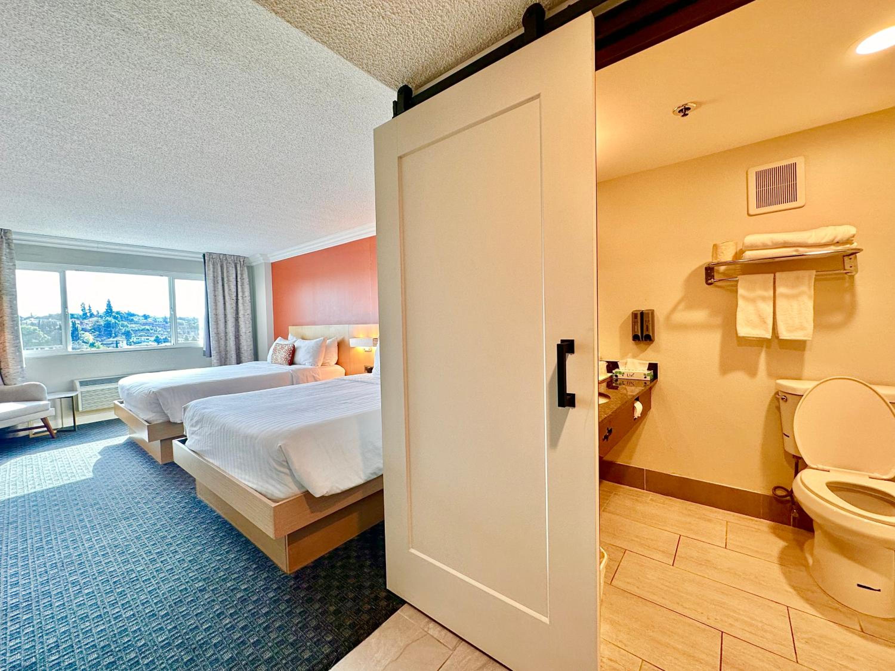 Queen Room with Two Queen Beds - Photo 23