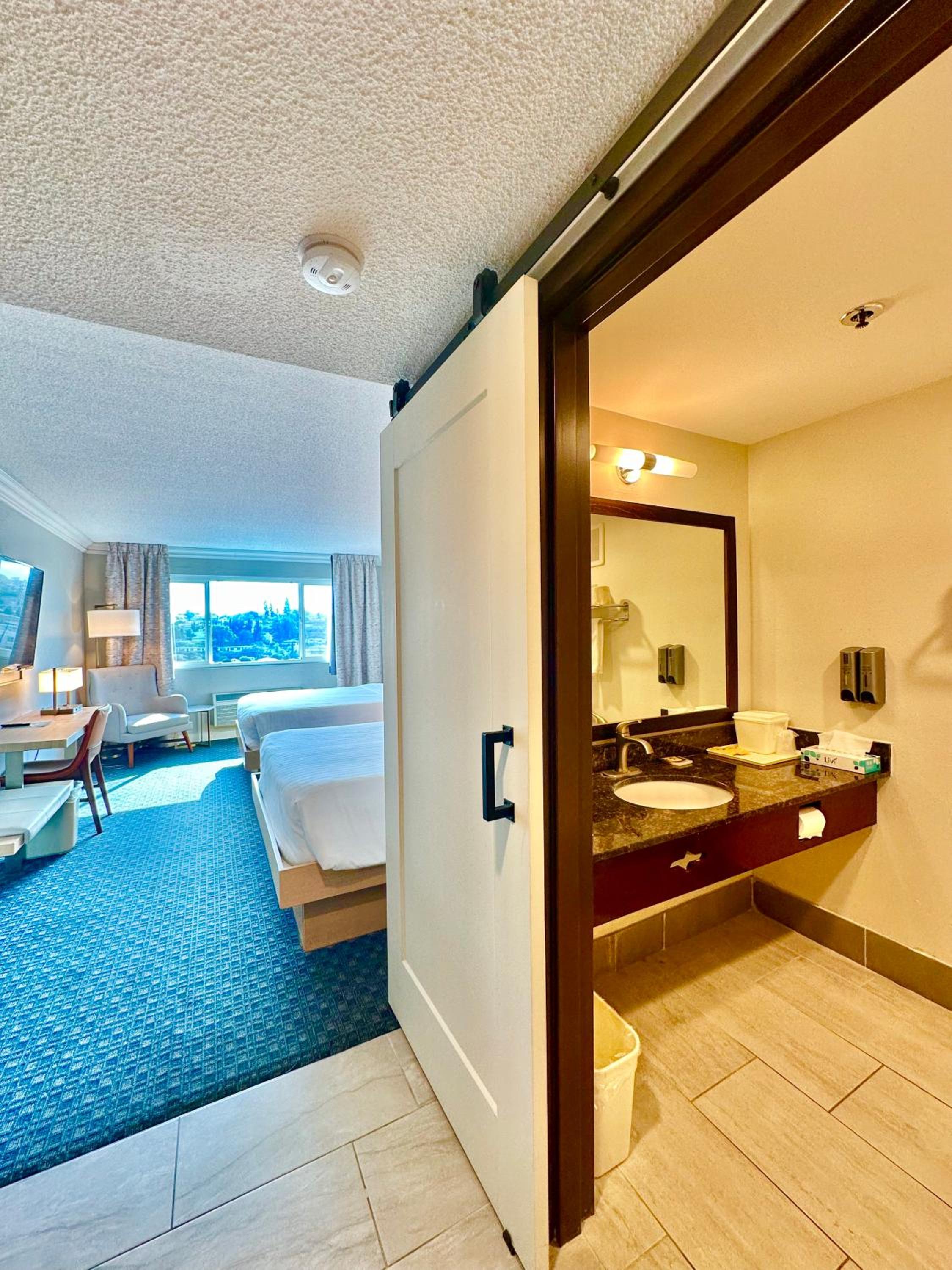 Queen Room with Two Queen Beds - Photo 25