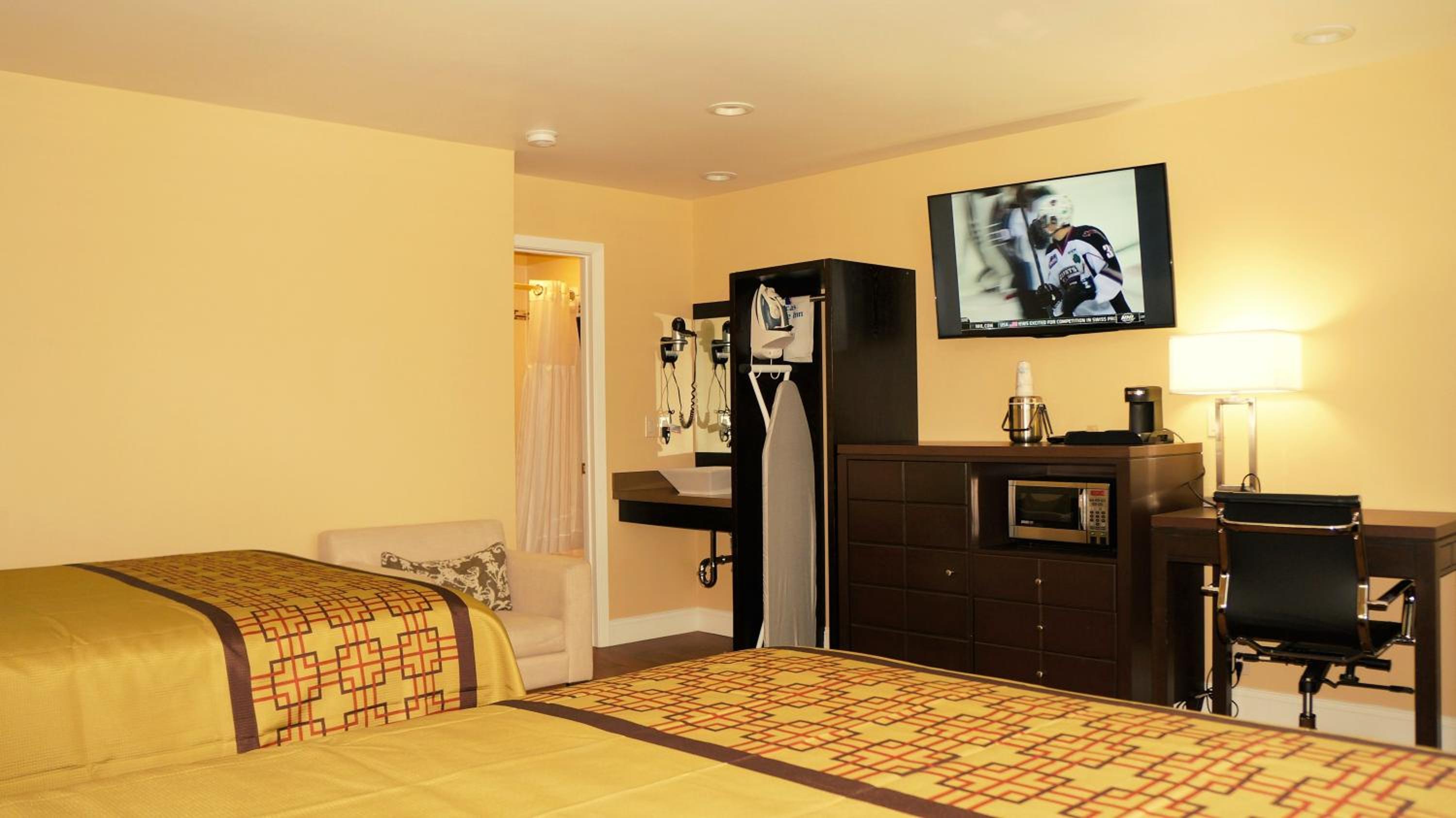 Queen Room with Two Queen Beds - Photo 4