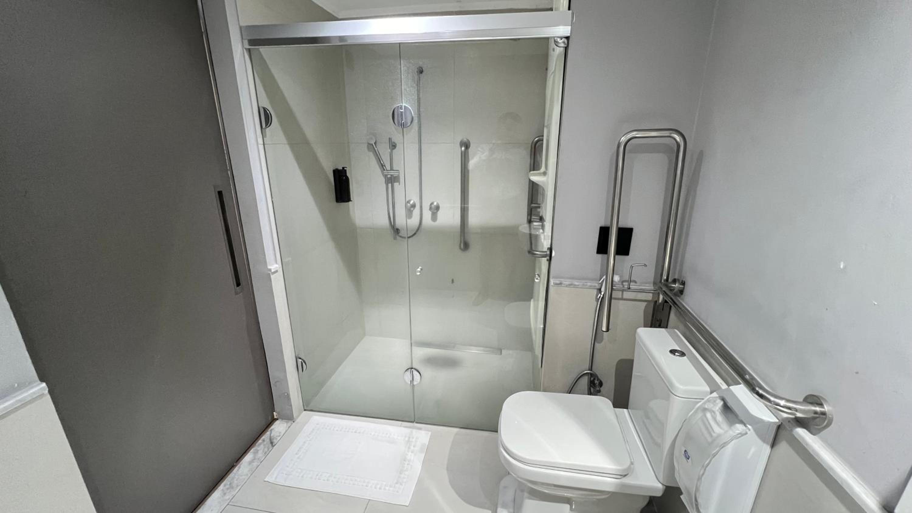 Standard PwD Disability Access Triple - 1 Double Bed and 1 Single Bed - Photo 5
