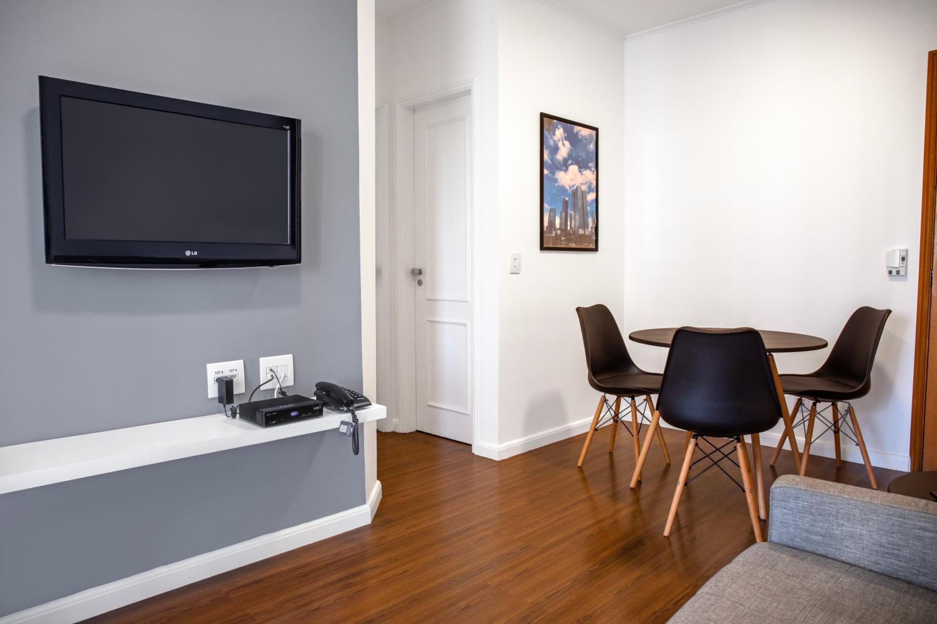 One-Bedroom Apartment with Kitchen - Photo 3