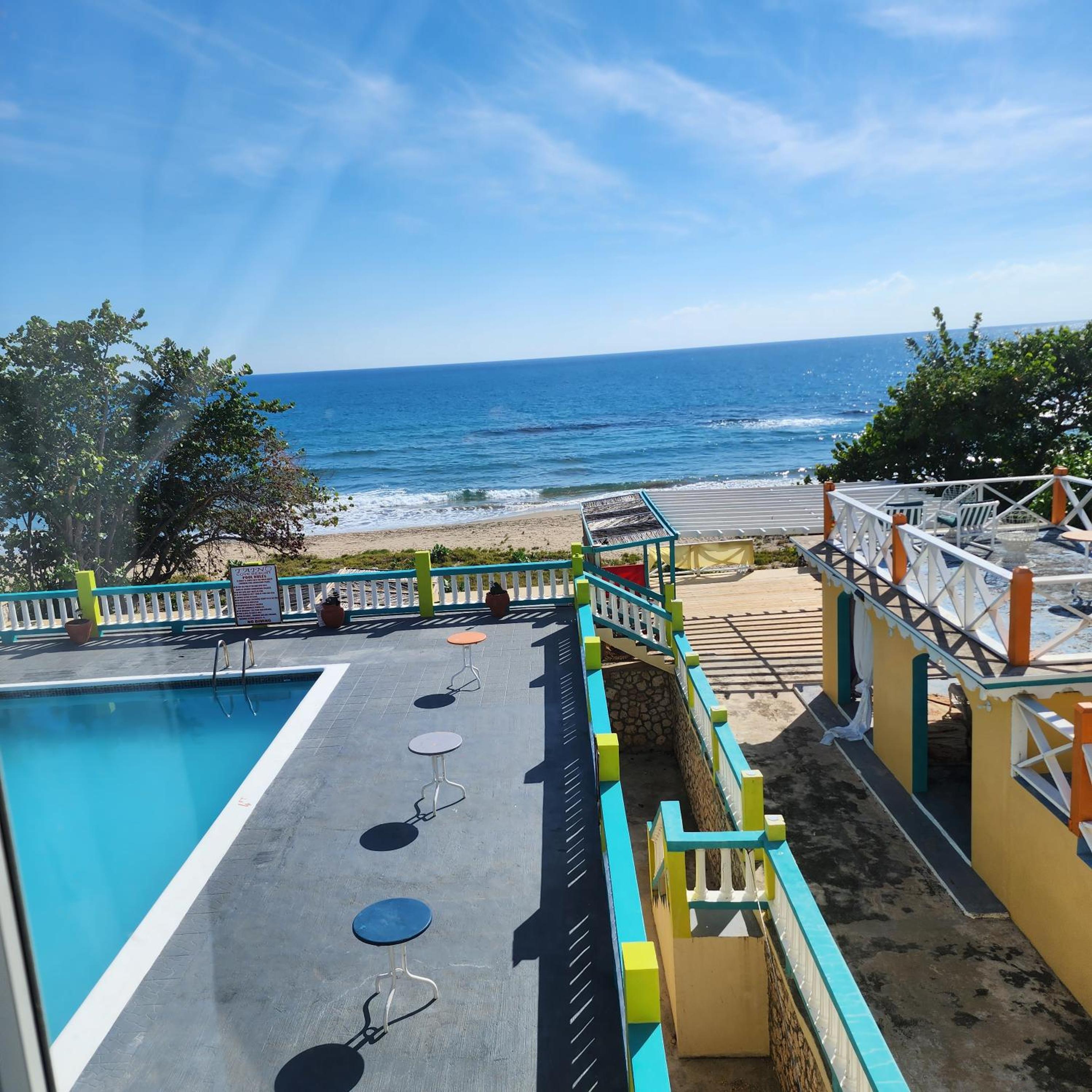Deluxe Suite with Sea View photo 2