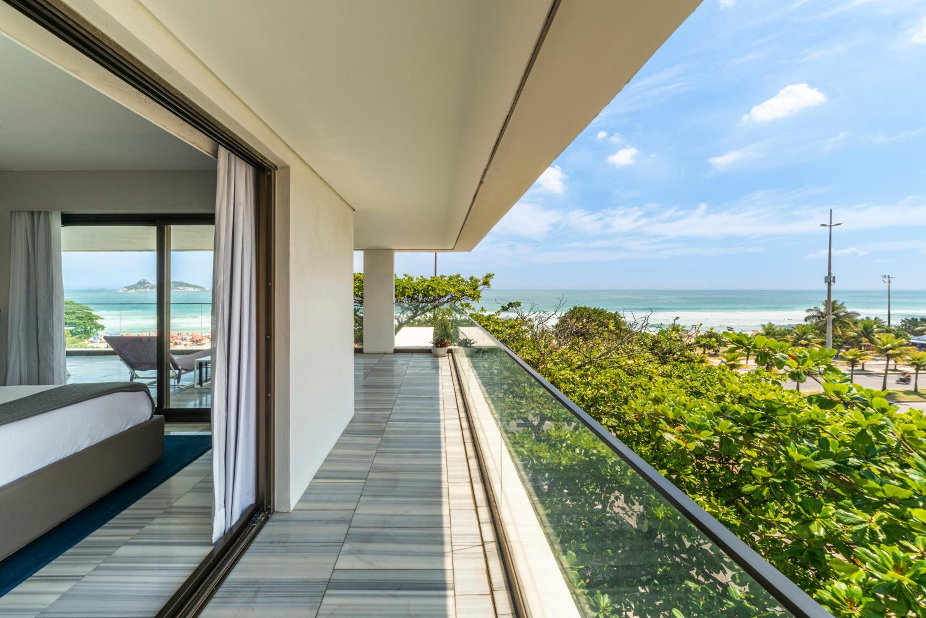 Deluxe Suite with Sea View thumbnail 5