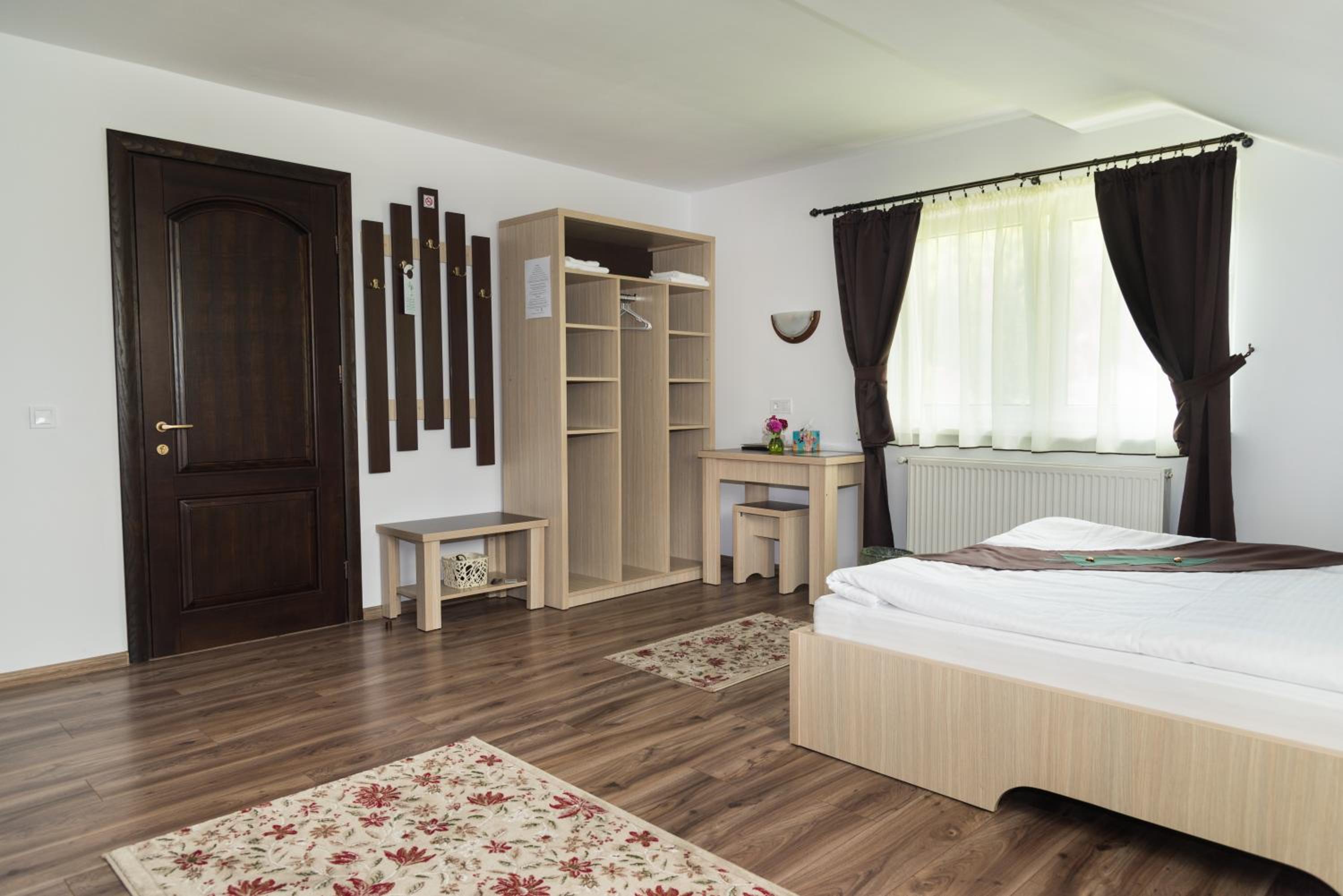 King Room with Two King Beds photo 1