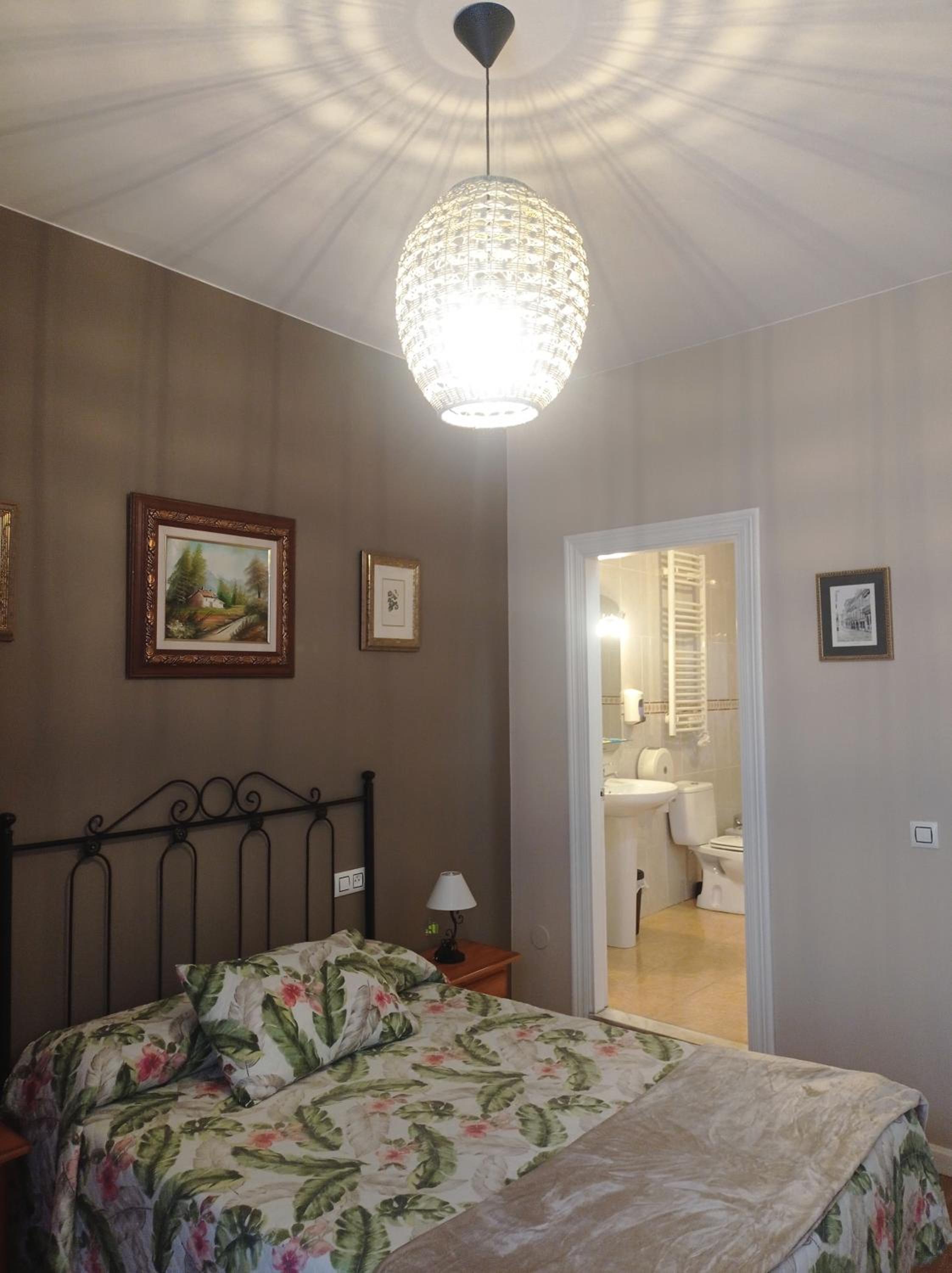 Double Room with Private Bathroom - Photo 6