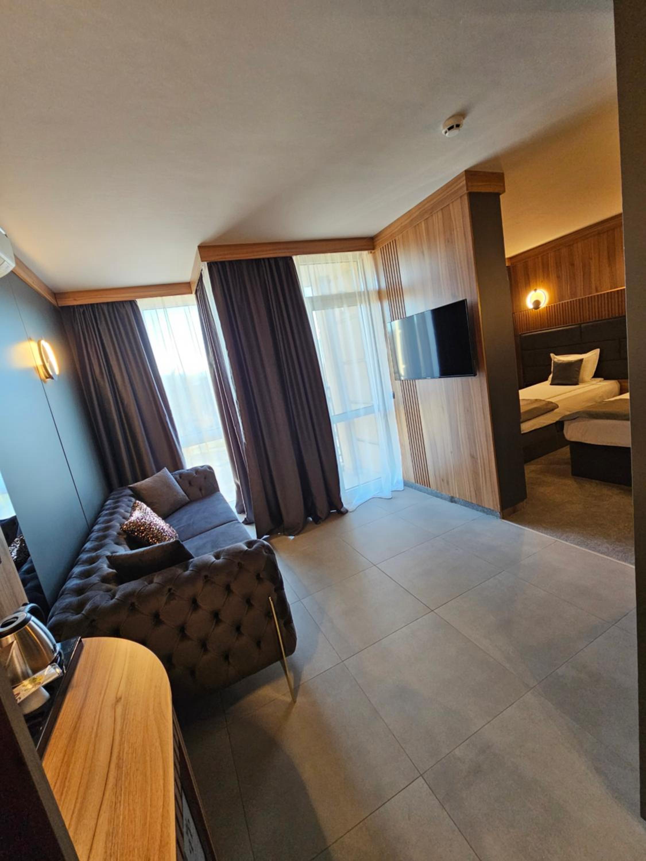 One-Bedroom Apartment - 5th Floor with Free Spa Access - Photo 3