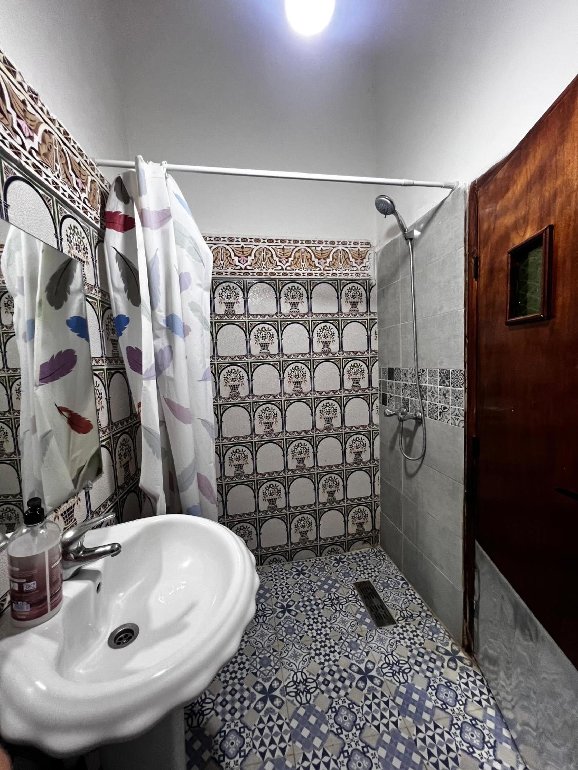 Family Room with Private Bathroom - Photo 5
