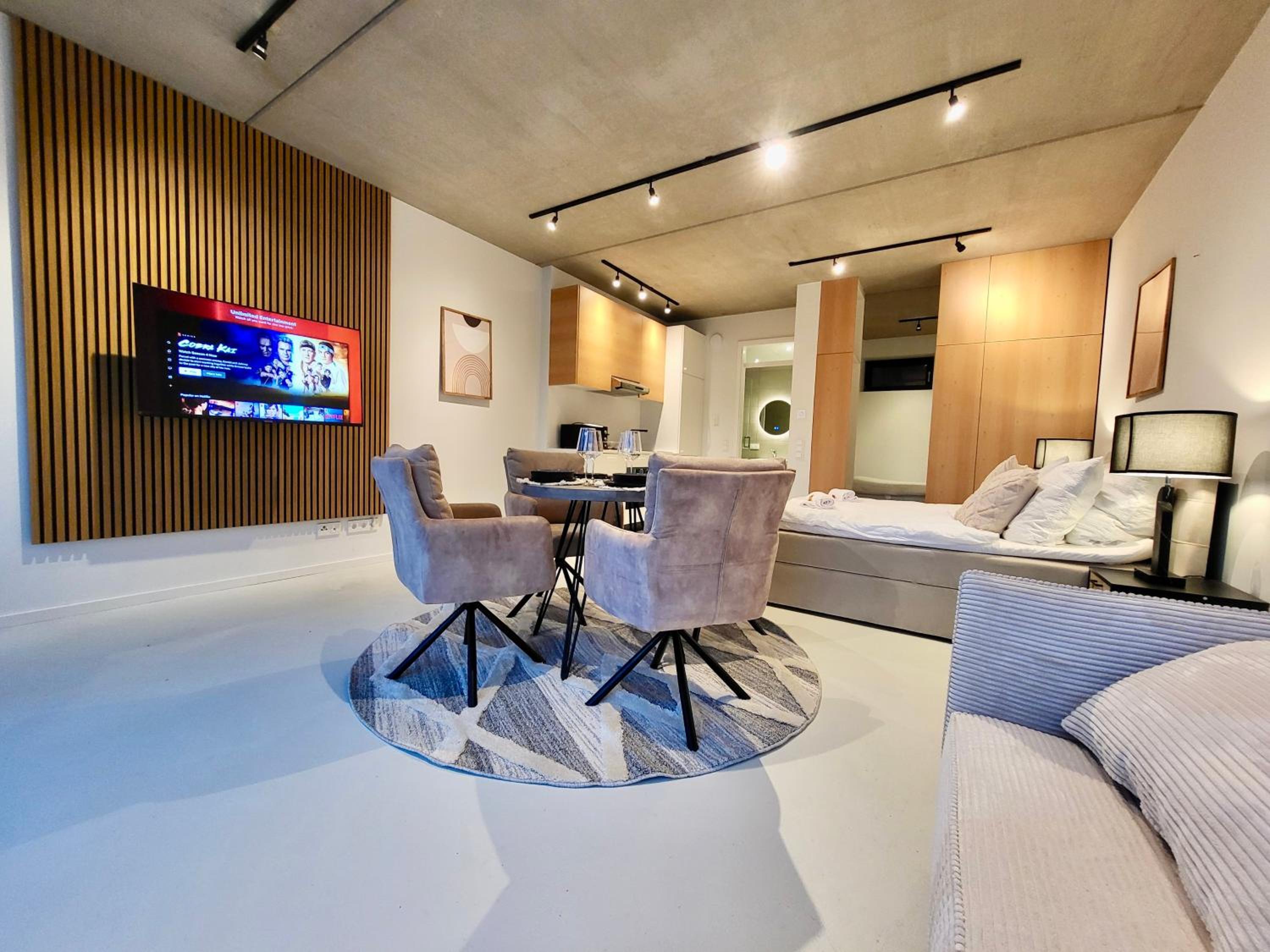 Deluxe King Suite photo 3