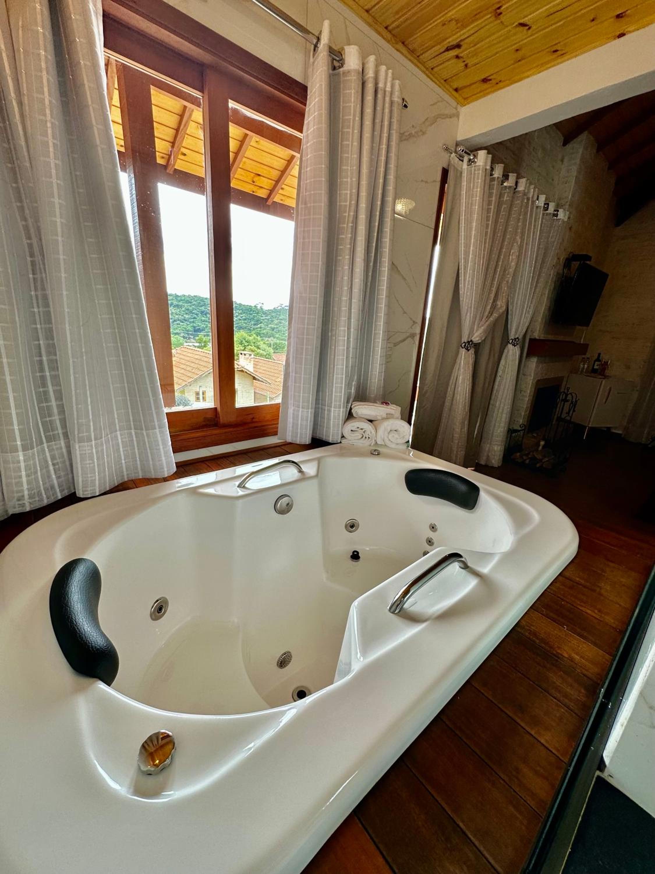Deluxe Double Room with Bath - Photo 7