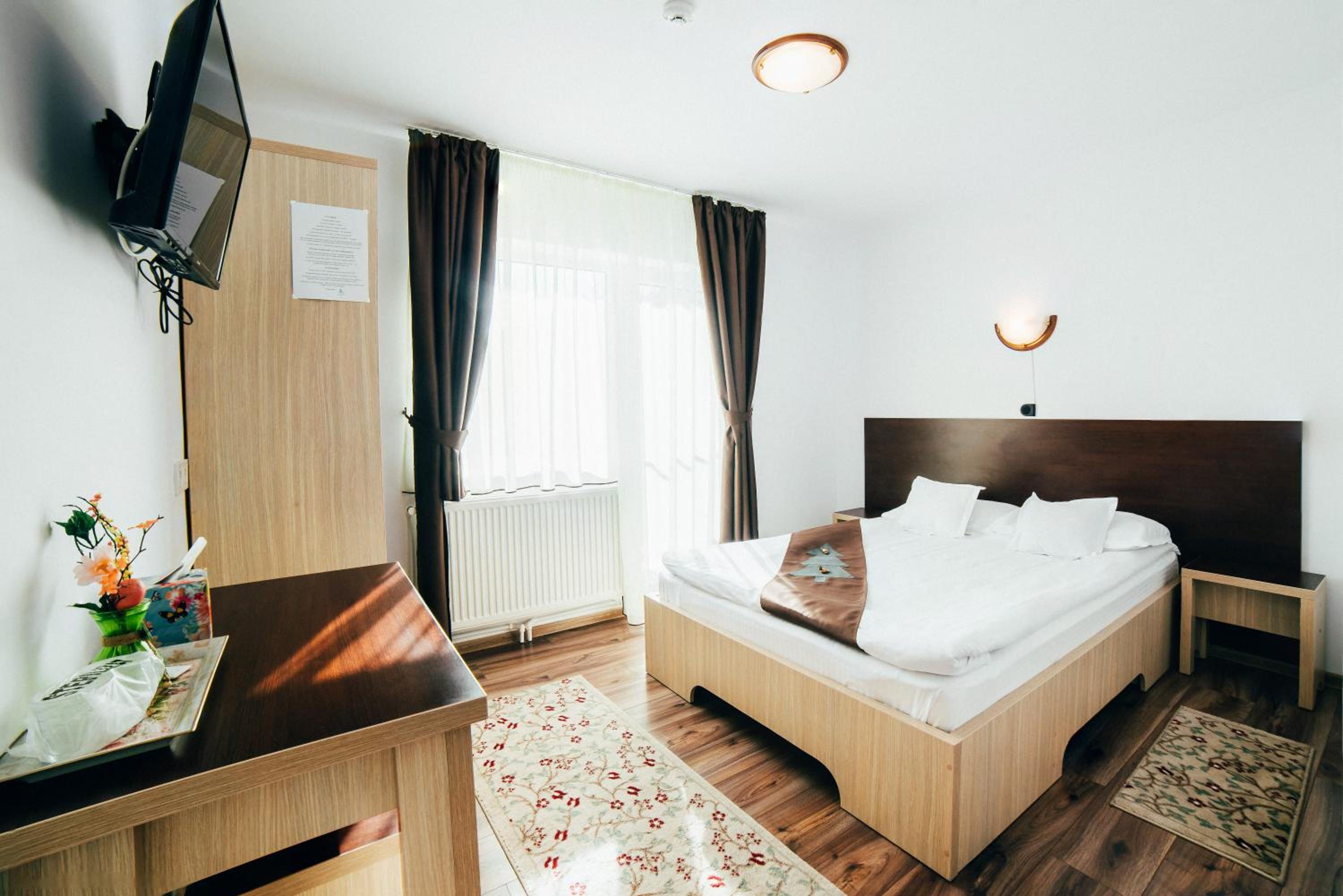 Queen Room with Balcony photo 1