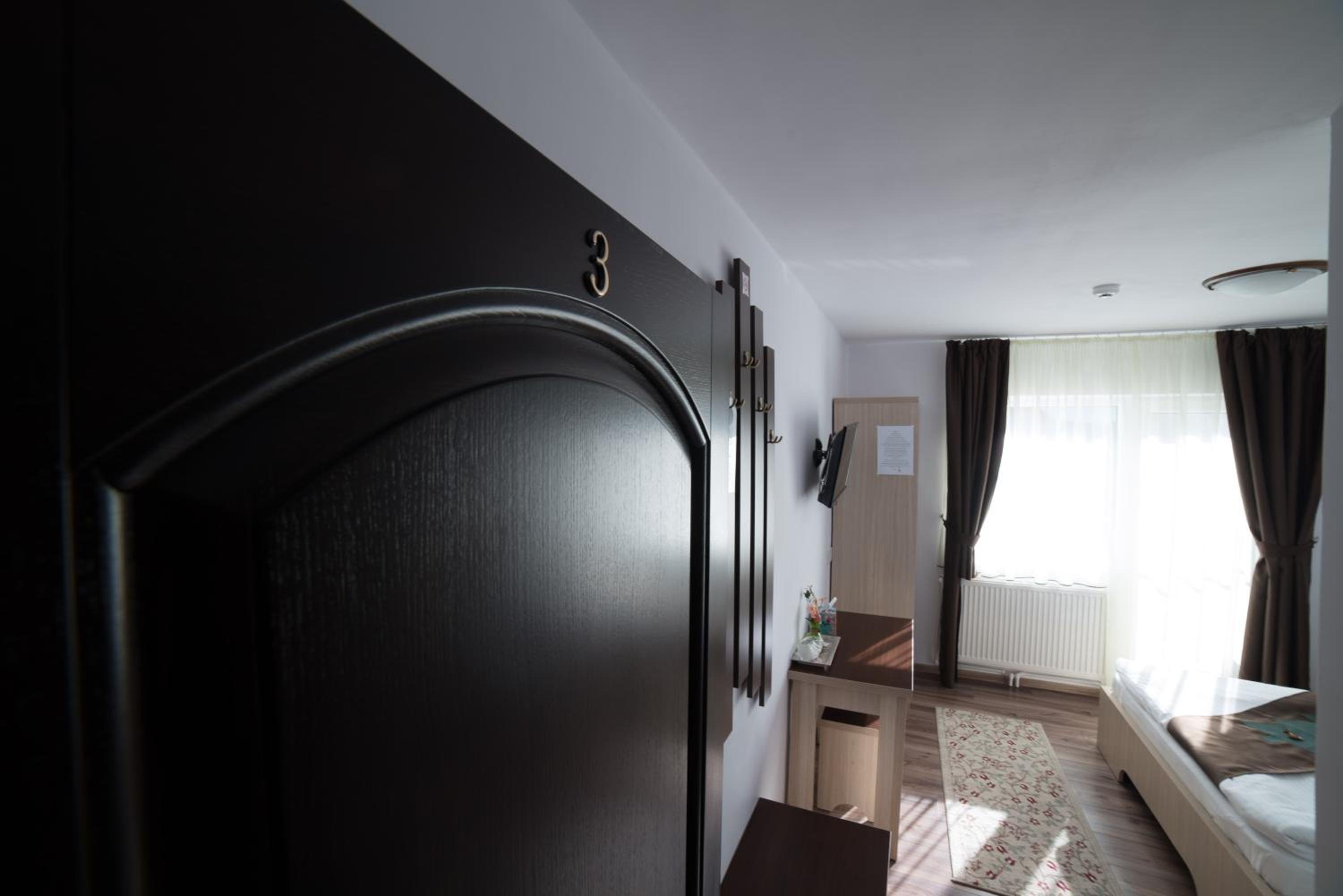 Queen Room with Balcony photo 3
