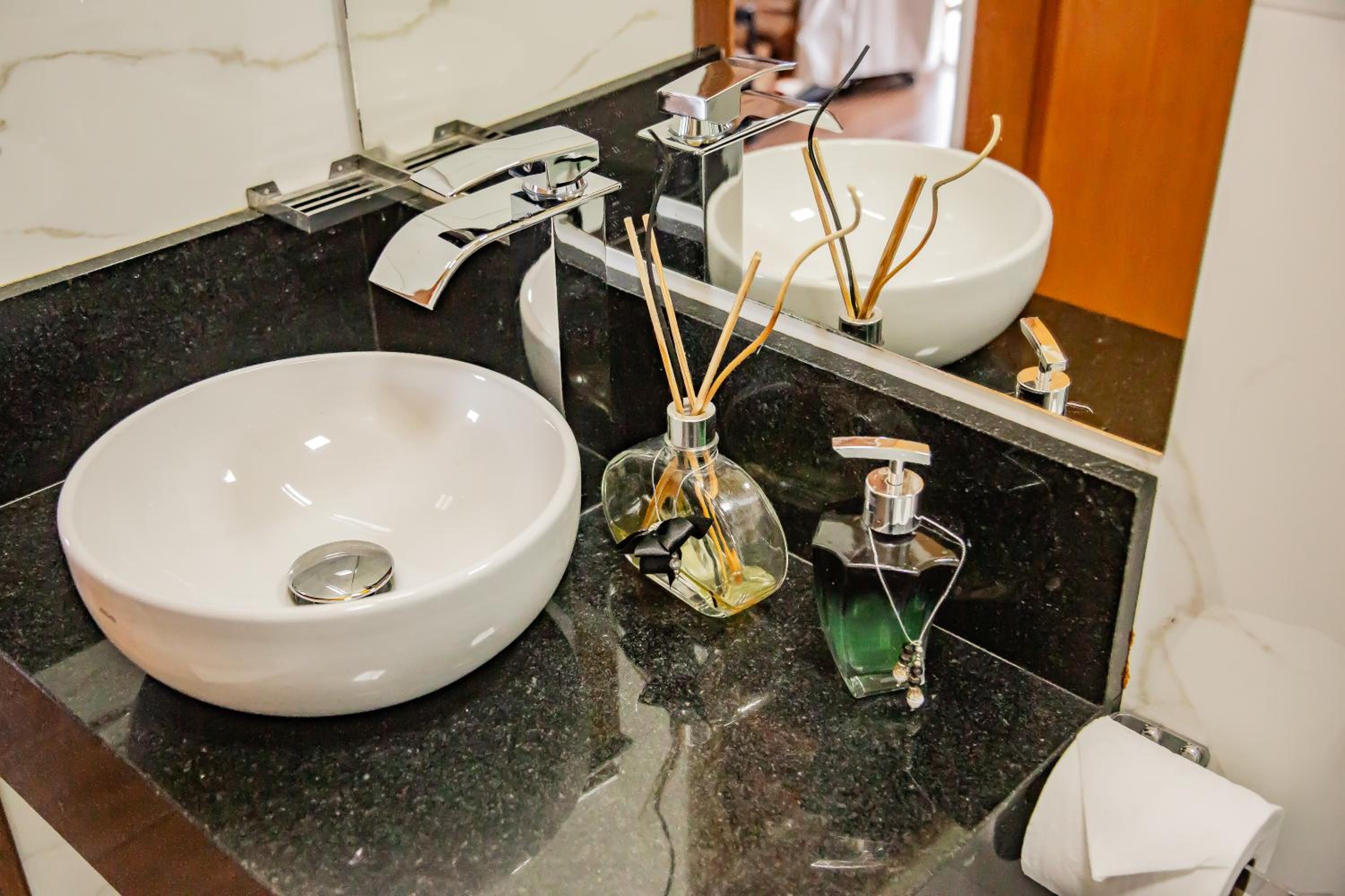 Deluxe Double Room with Bath - Photo 4