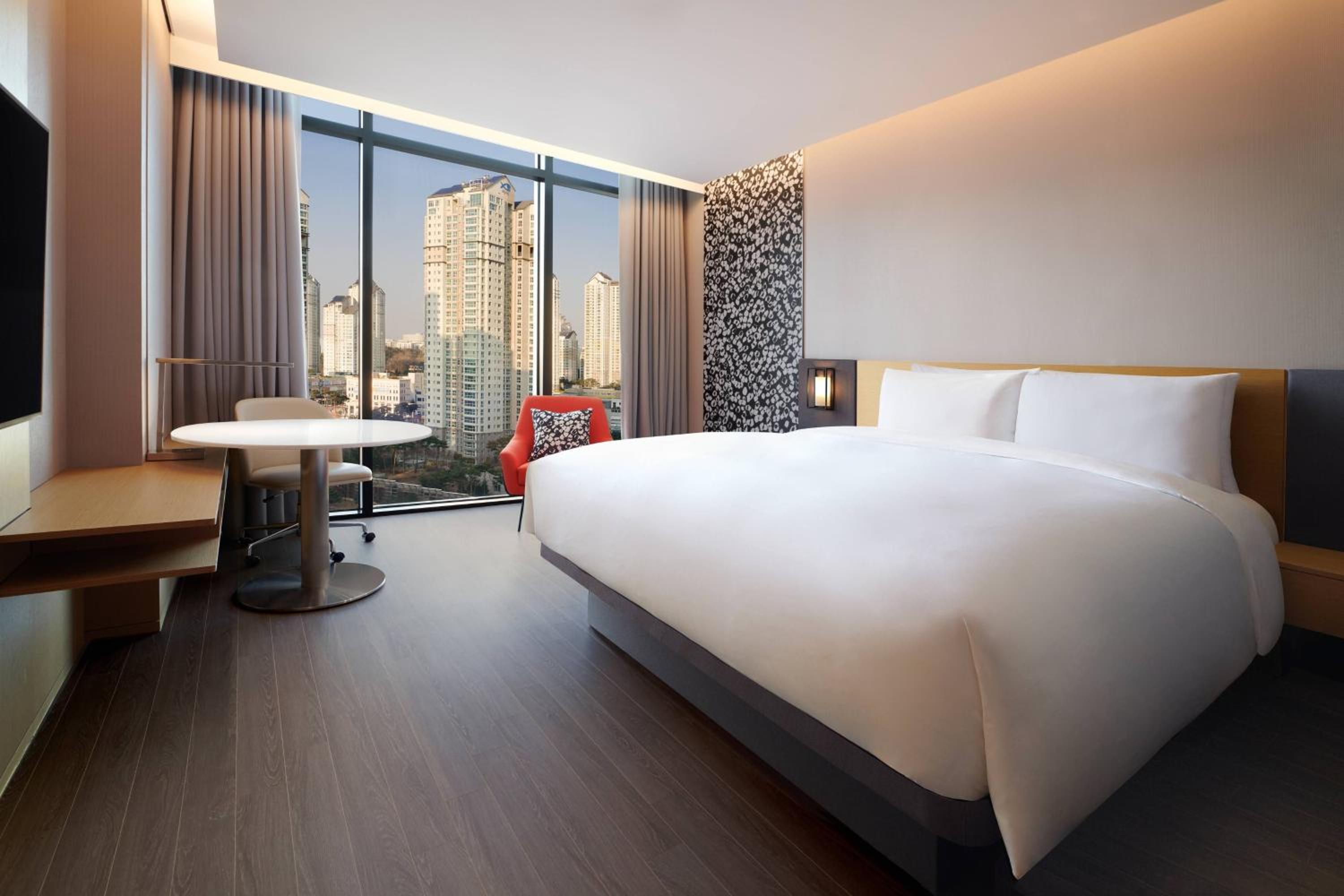 Comfortable, Guest room, 1 King - Photo 1