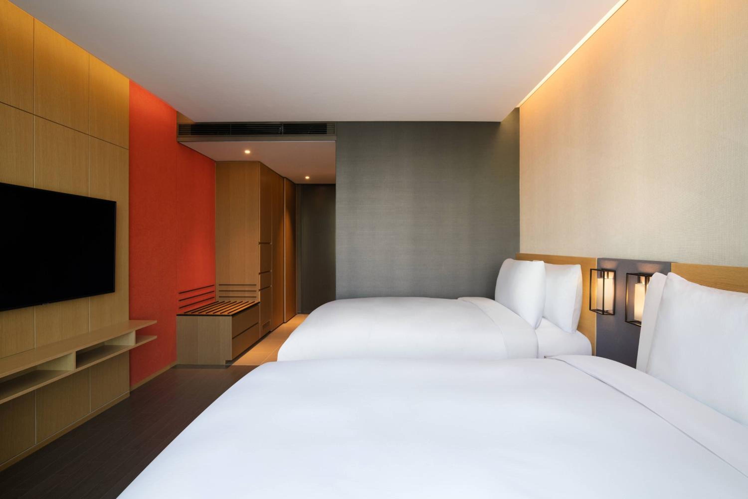 Comfortable Double Room with Two Double Beds - Photo 2
