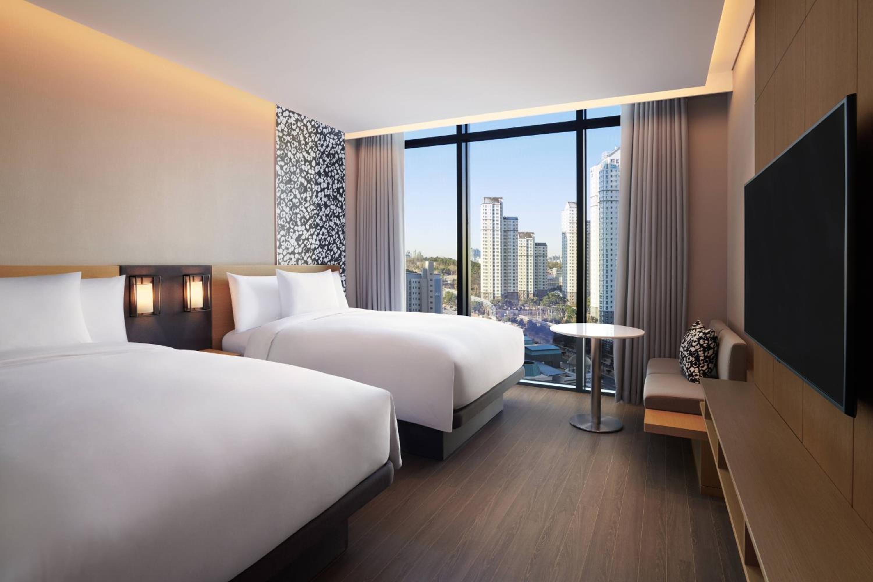 Comfortable Double Room with Two Double Beds - Photo 3