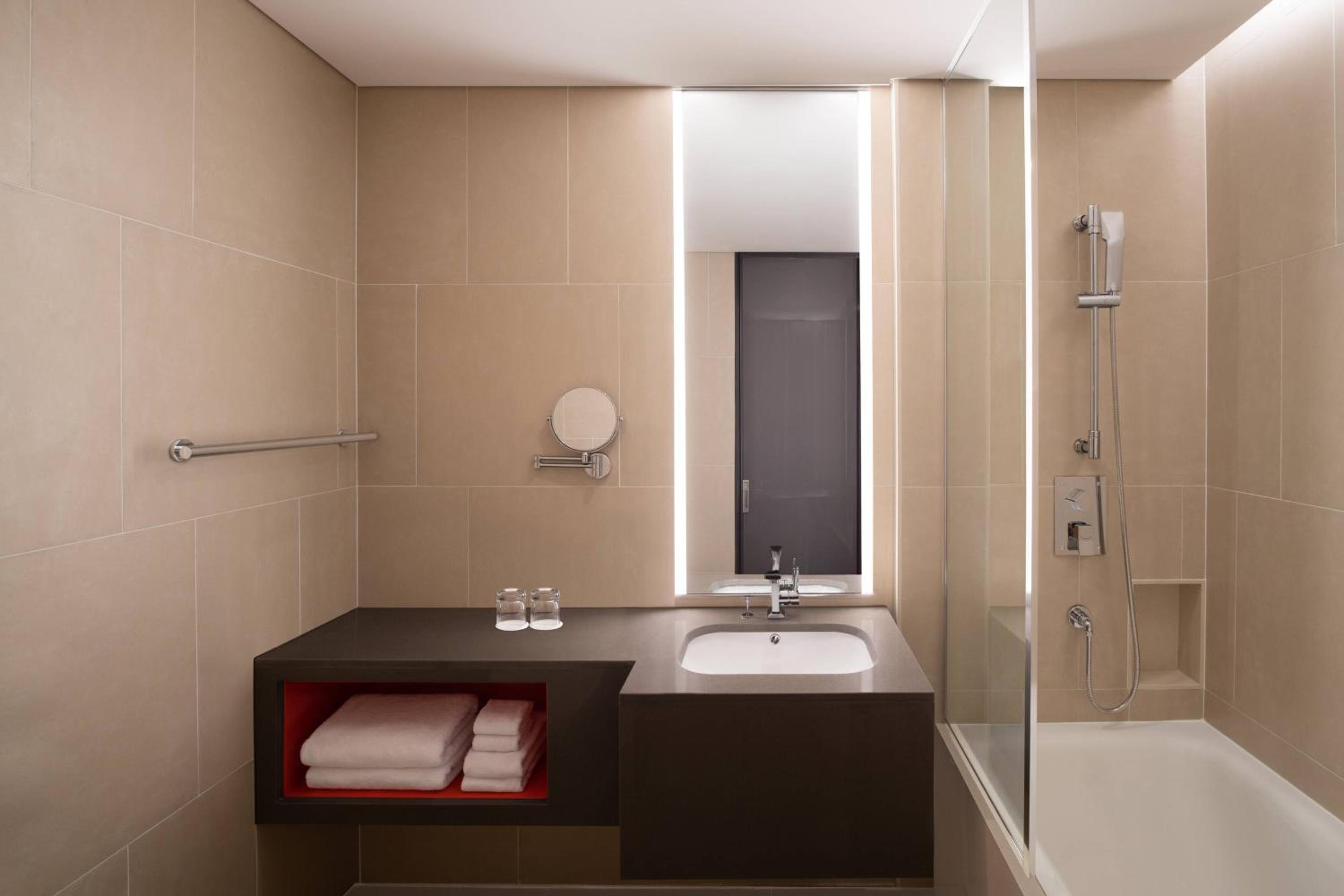 Comfortable Double Room with Two Double Beds - Photo 4