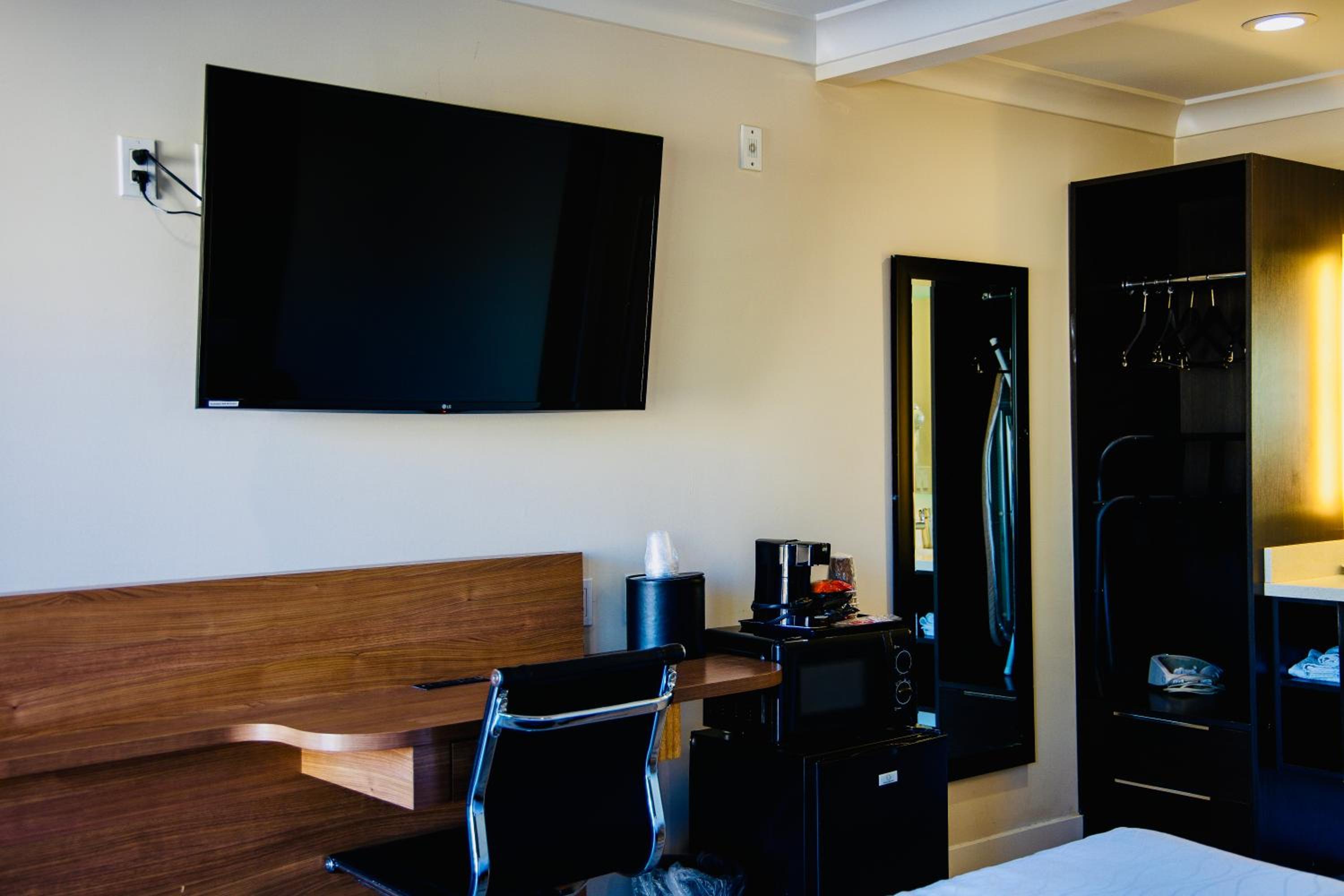 Premium Queen Room - Non-Smoking