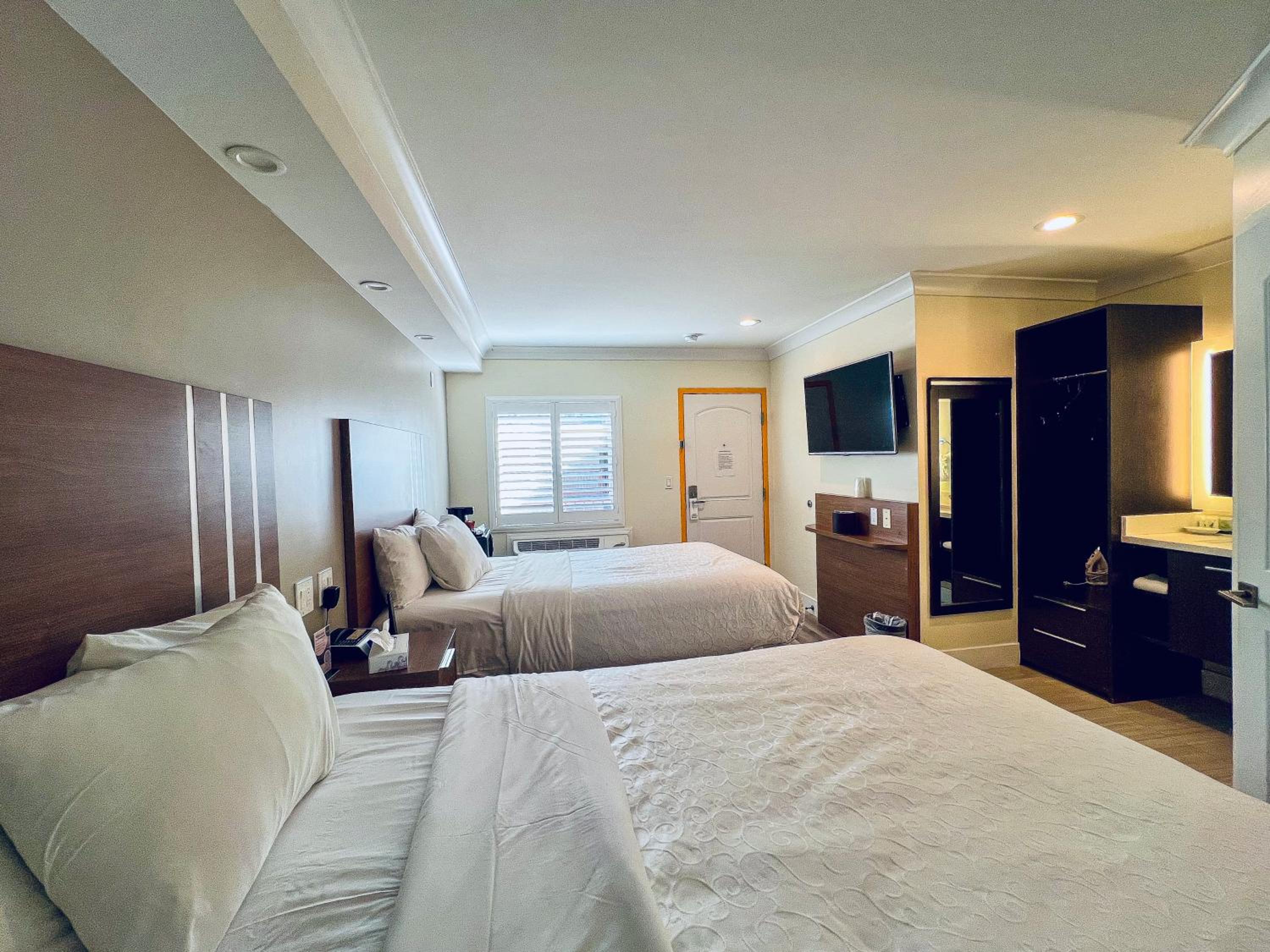 Standard Double Room thumbnail 5