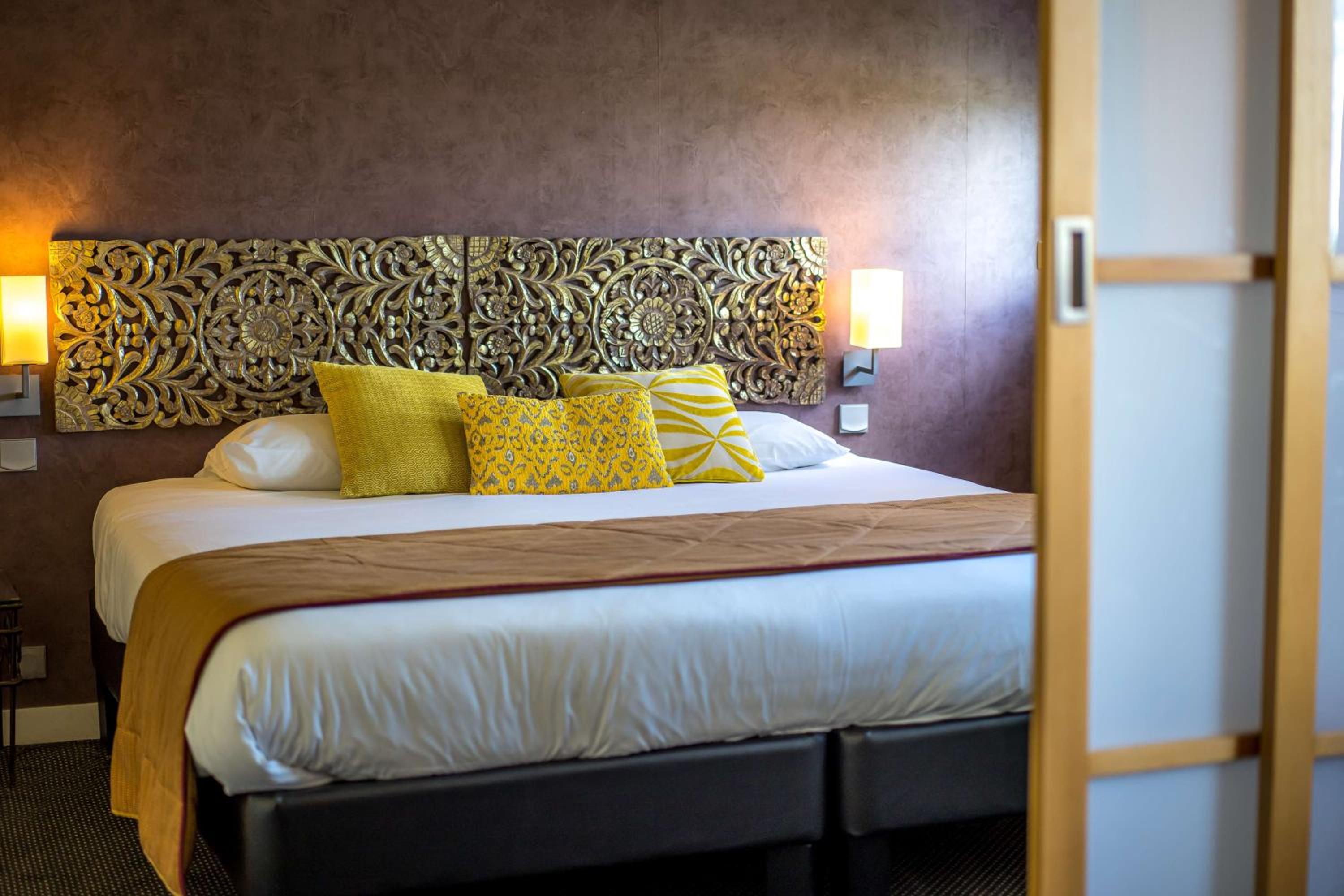 King Suite with River View  - Photo 9
