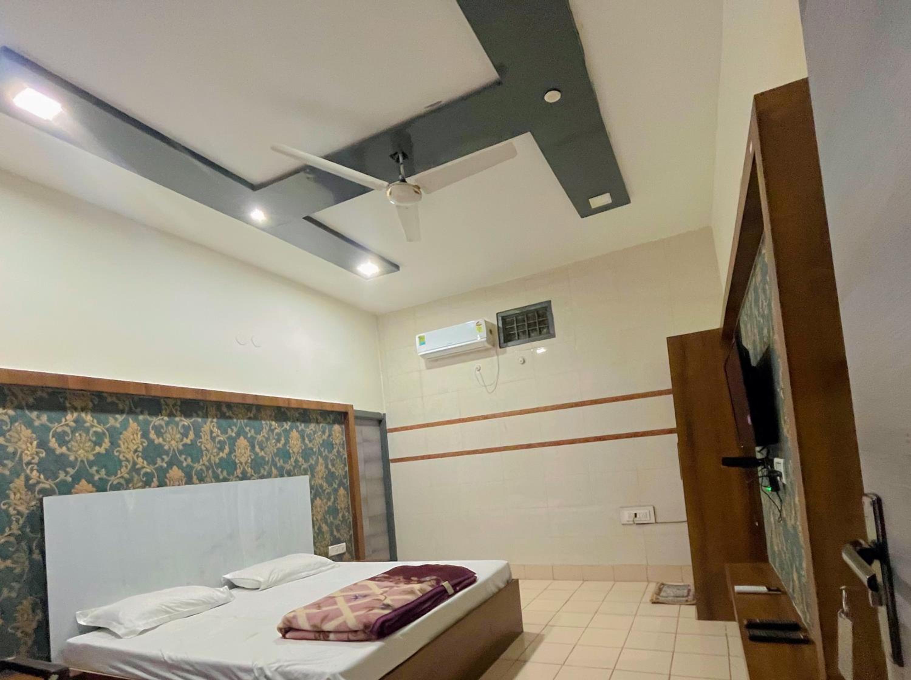 Deluxe Double Room (2 Adults + 1 Child) photo 1