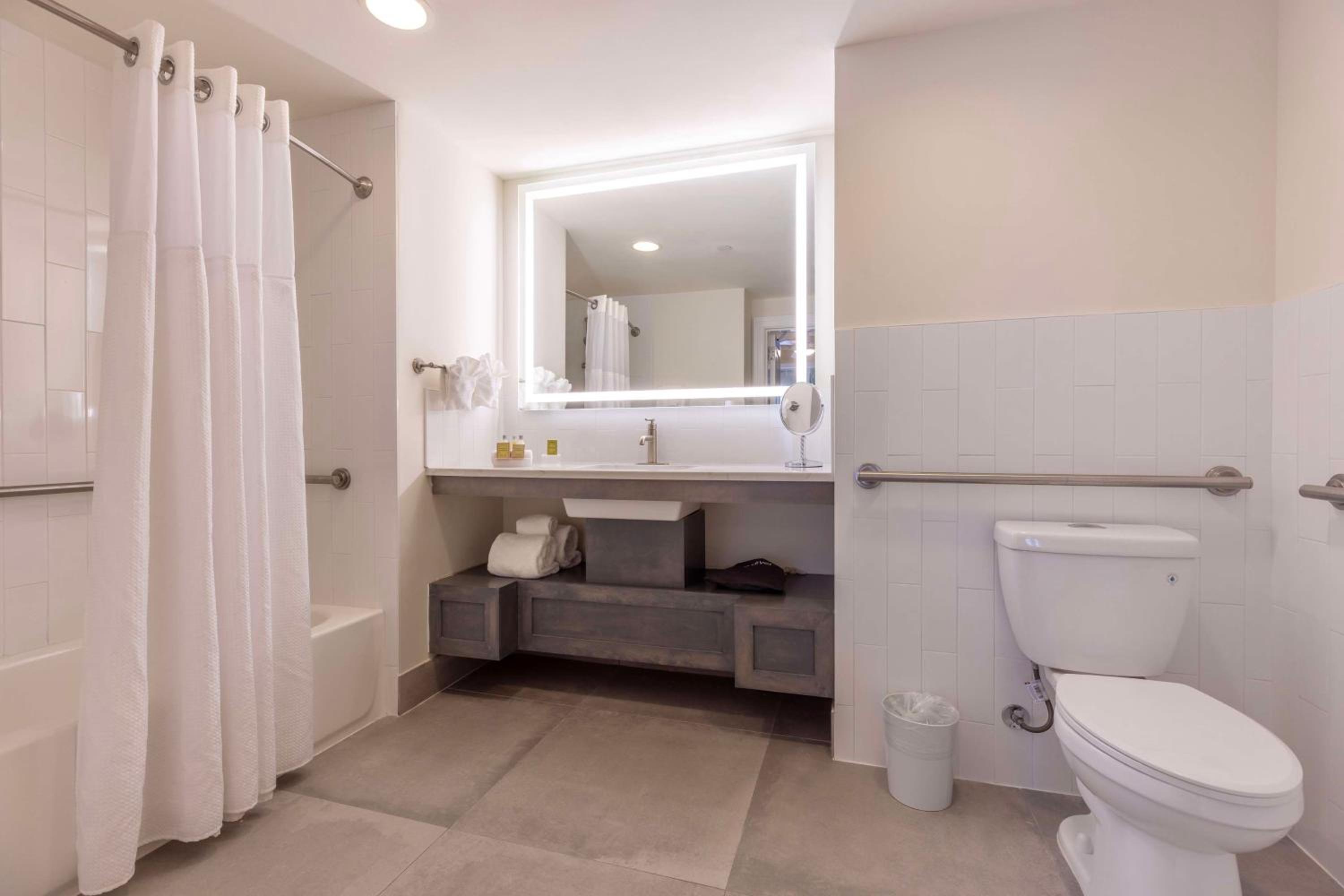 One-Bedroom Suite with Two Queen Beds and Sofa Bed - Photo 2