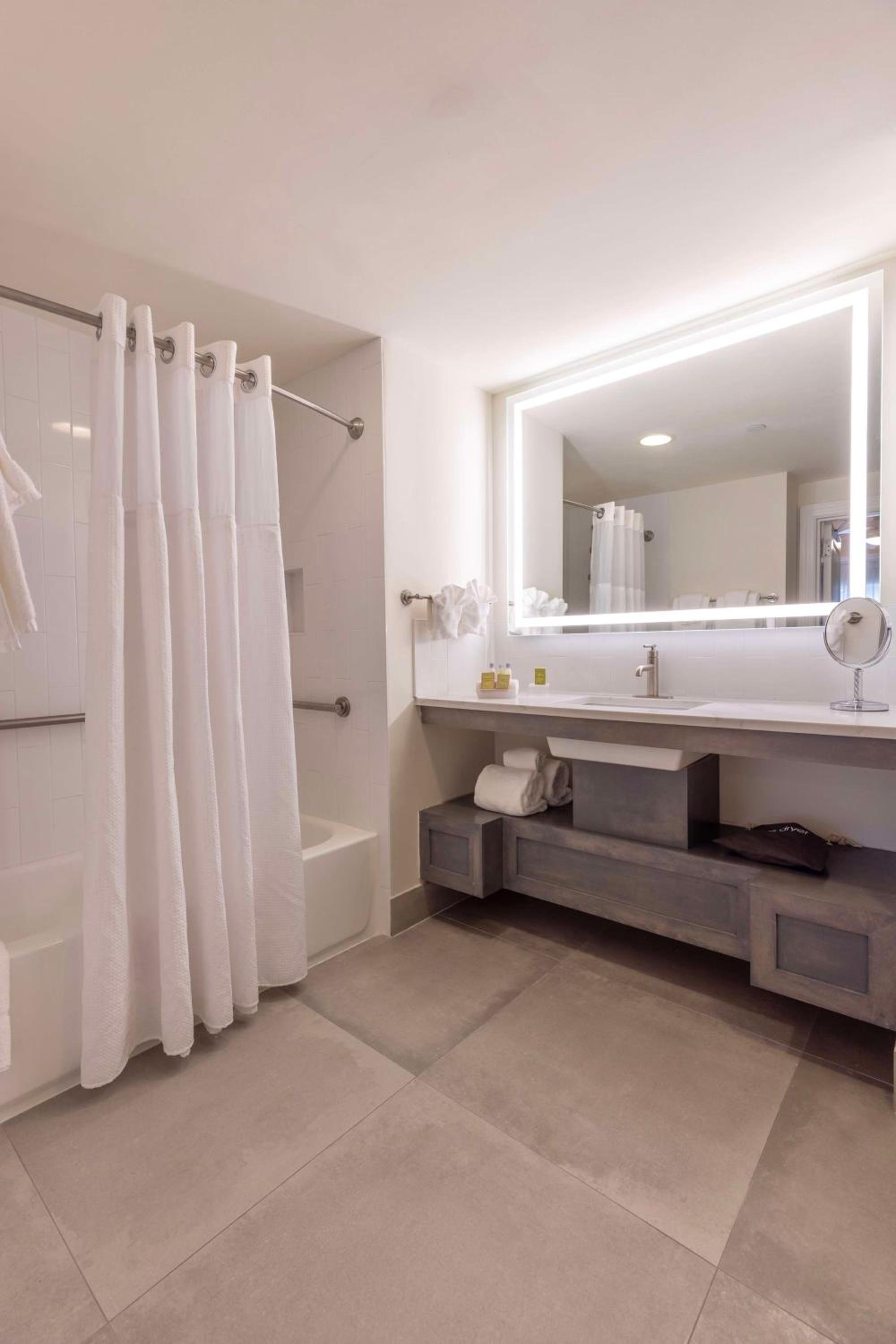One-Bedroom Suite with Two Queen Beds and Sofa Bed - Photo 4