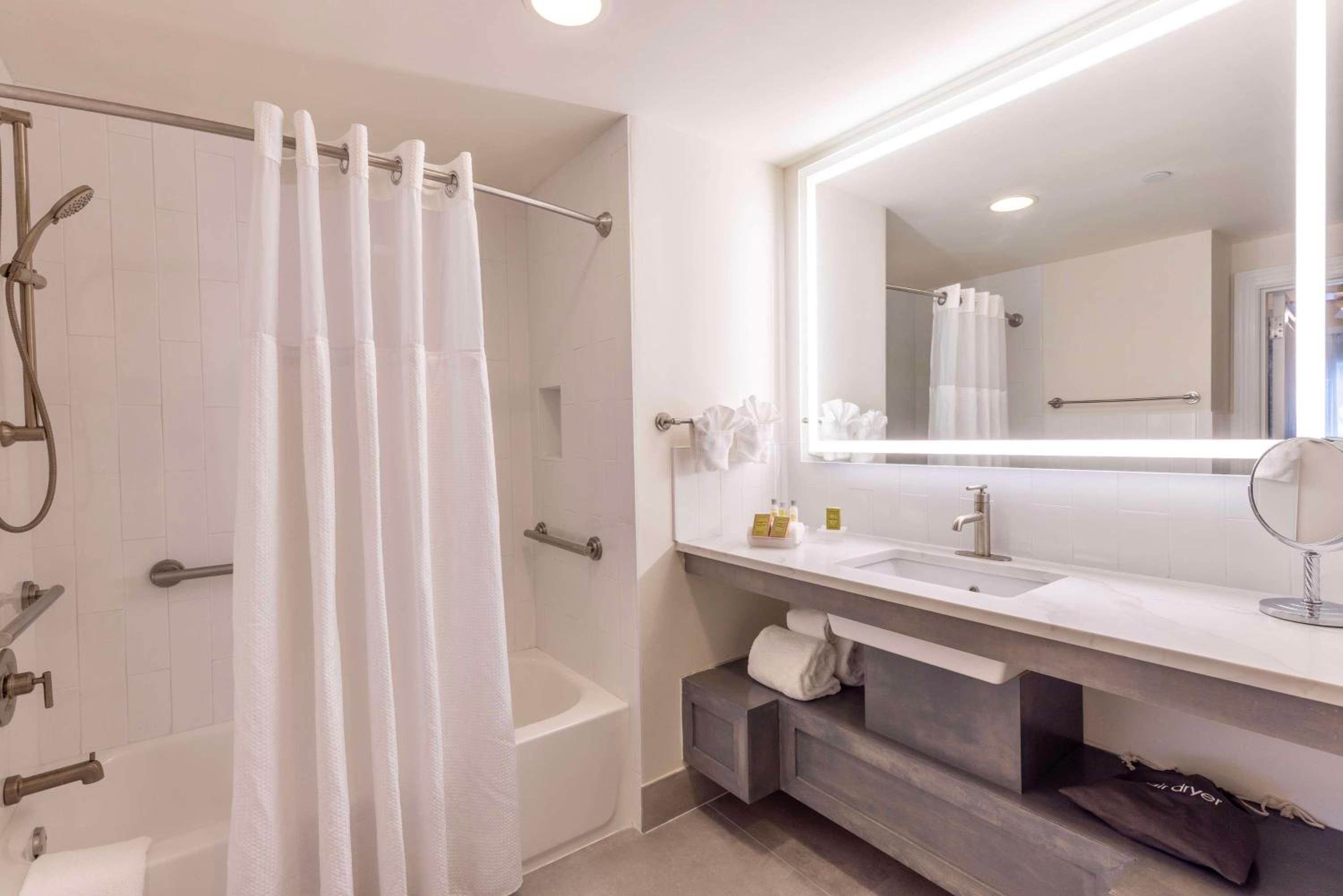 One-Bedroom Suite with Two Queen Beds and Sofa Bed - Photo 3