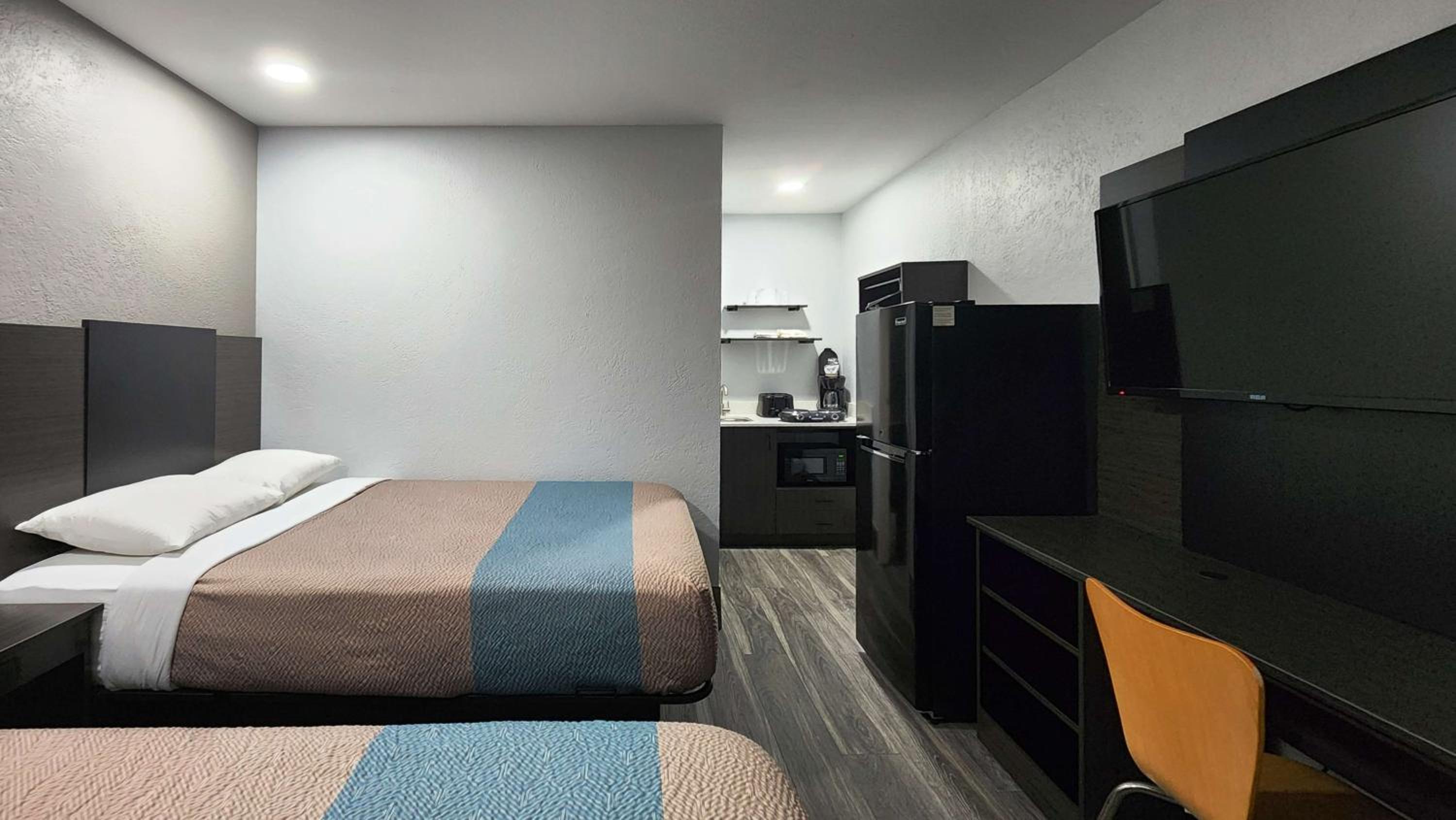 2 Full Beds | Non-Smoking, Kitchen