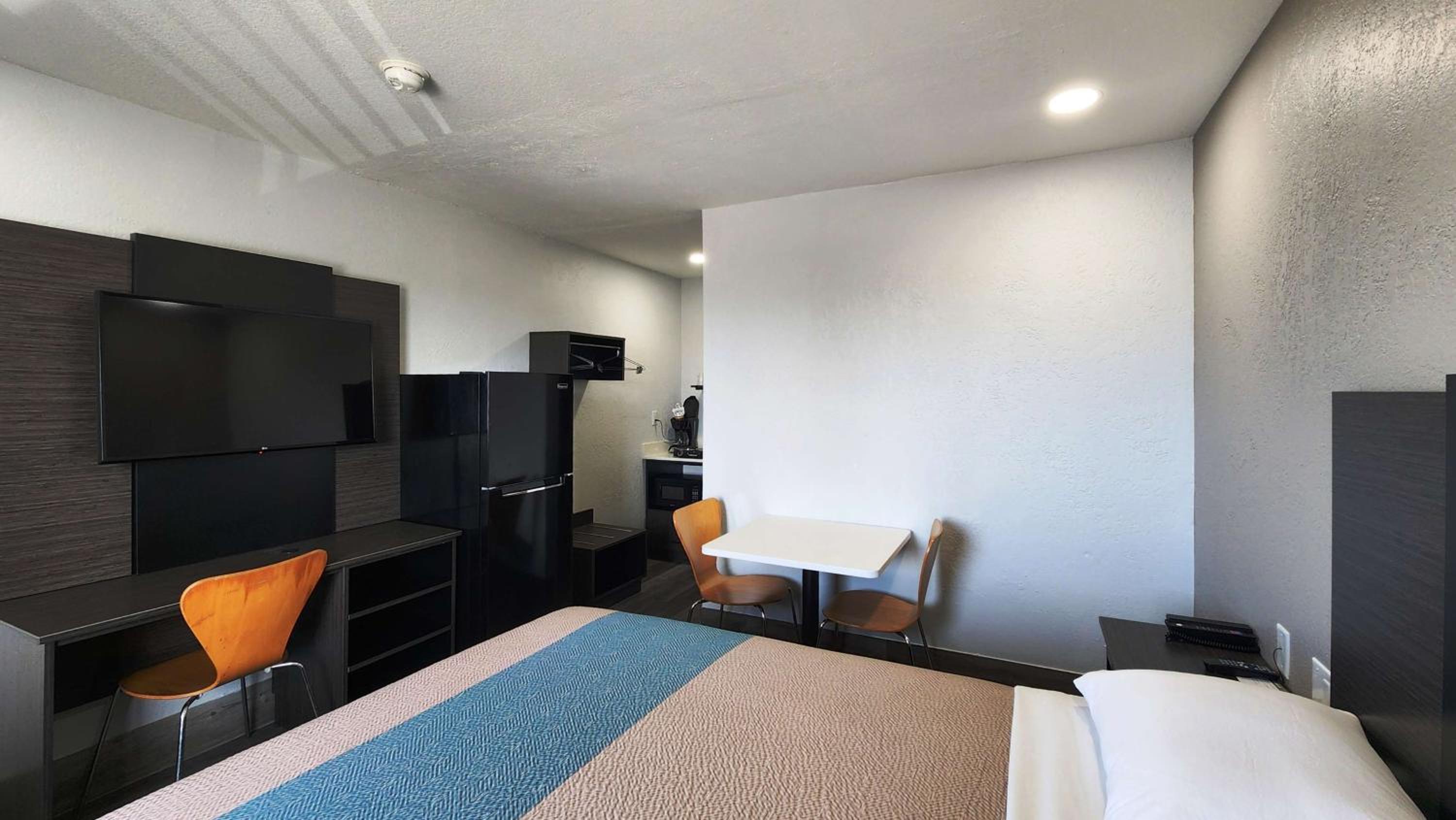 1 Queen Bed | Non-Smoking, Kitchen